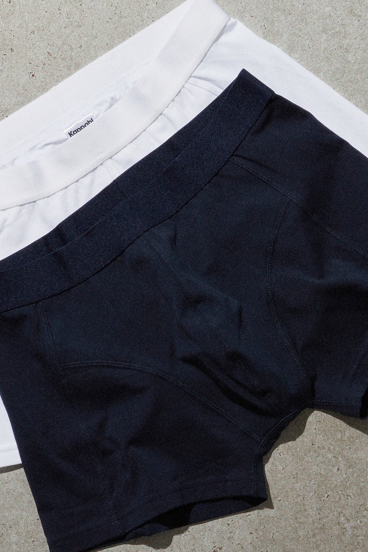 Dwie pary majtek na podłodze