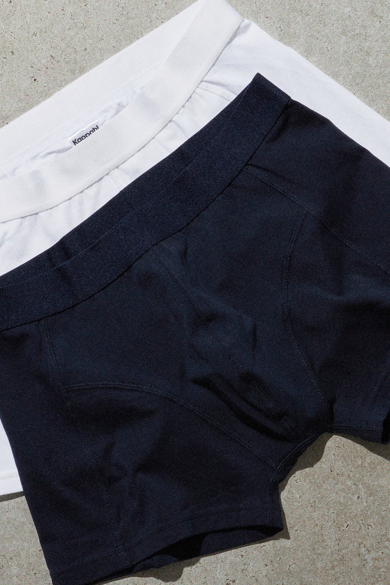 Kaksi paria alushousuja lattialla