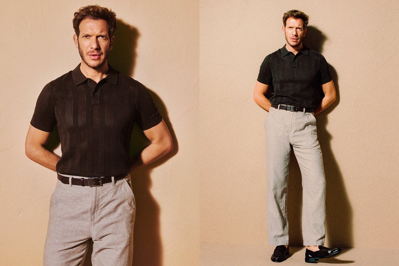 Man med brun stickad poloshirt och beiga linnebyxor.