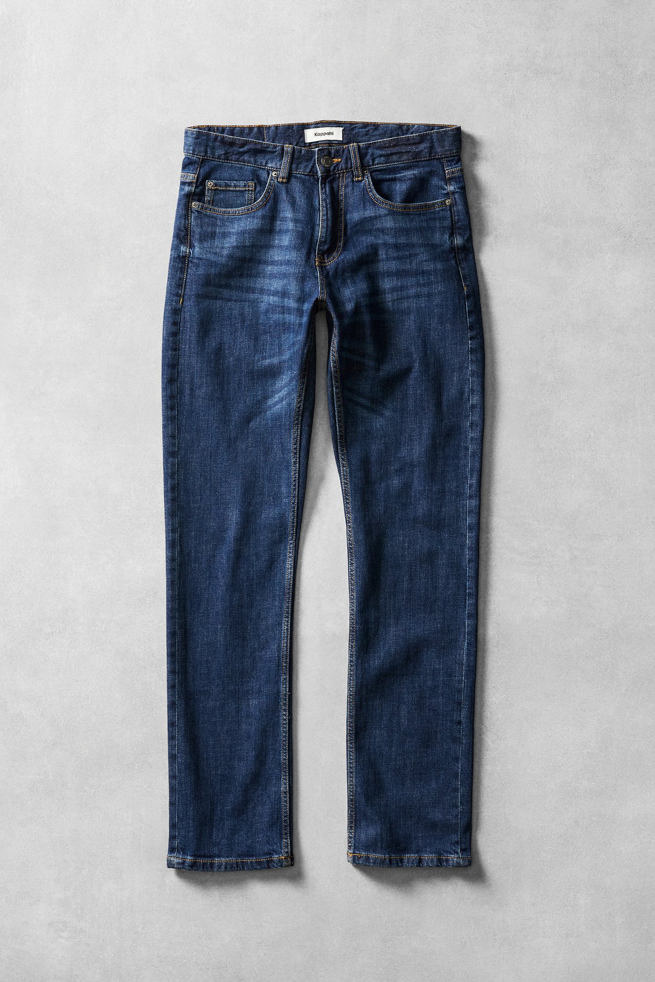 Läggbild på herrjeans i regular fit.