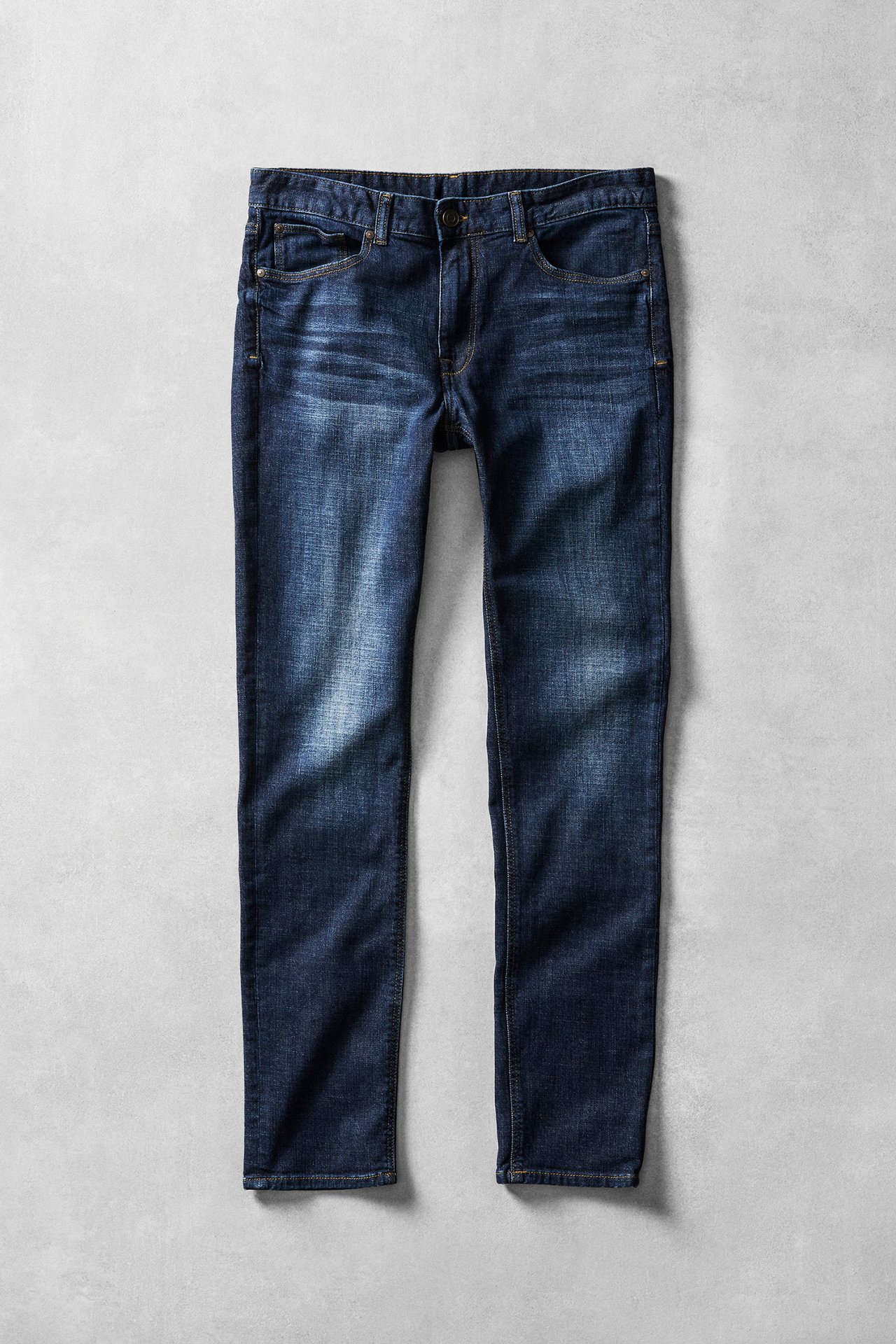 Läggbild på herrjeans i slim fit.