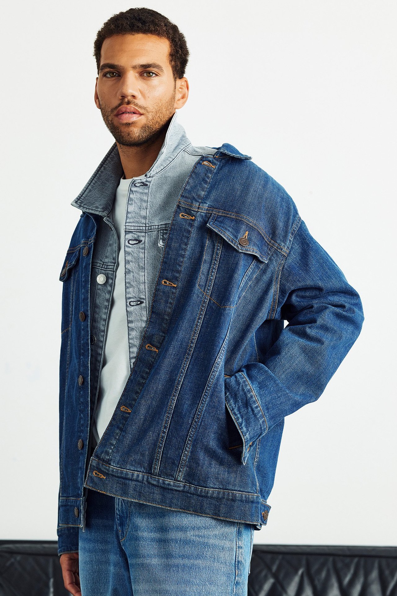 Miesten vaatteet, miehet, joilla on päällekkäin farkkutakit ja niihin sopivat farkut.