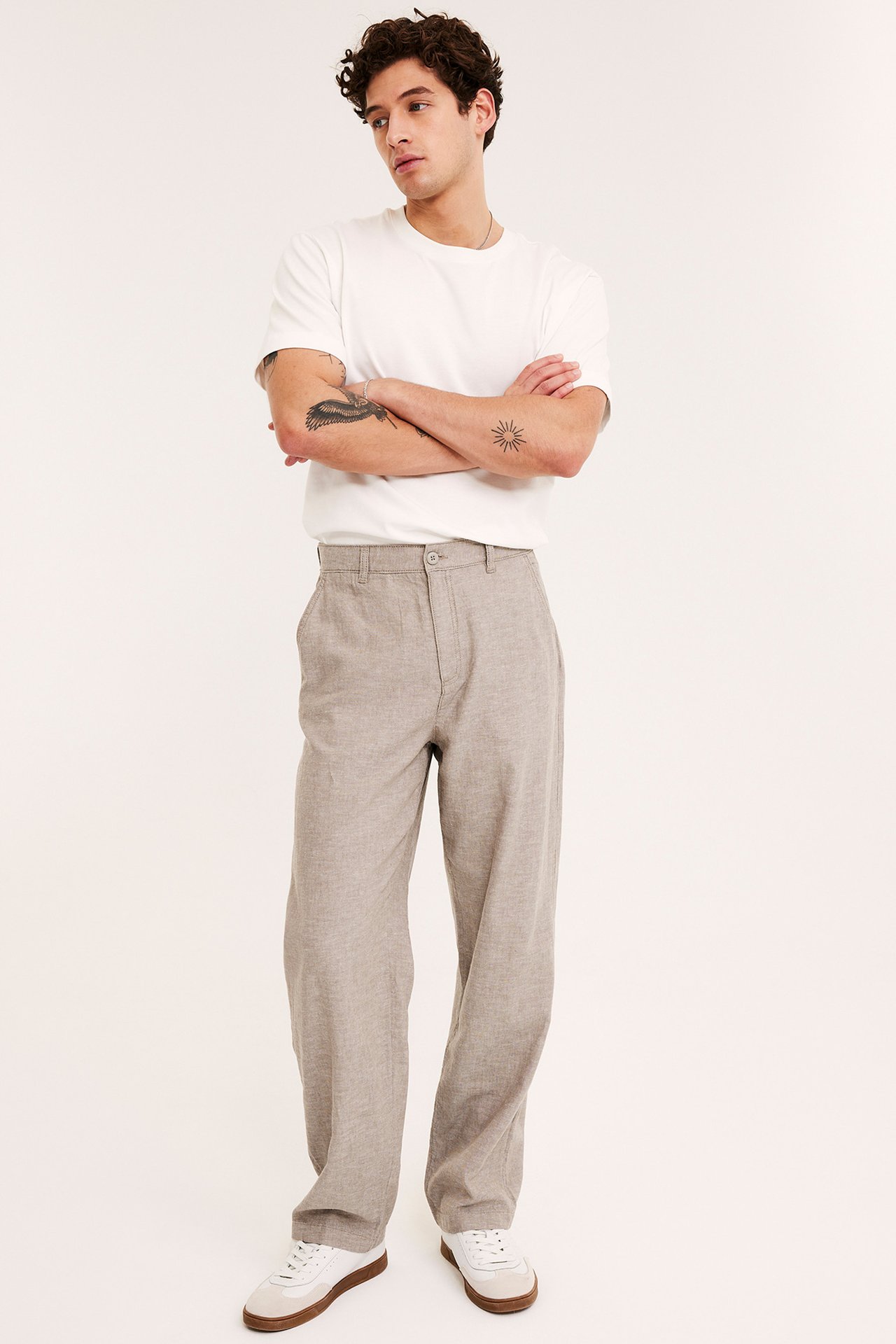 Herrkläder, man med linnebyxor.