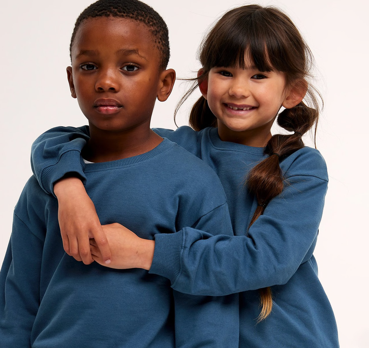 En pojke och en flicka med matchande mjukisset.
