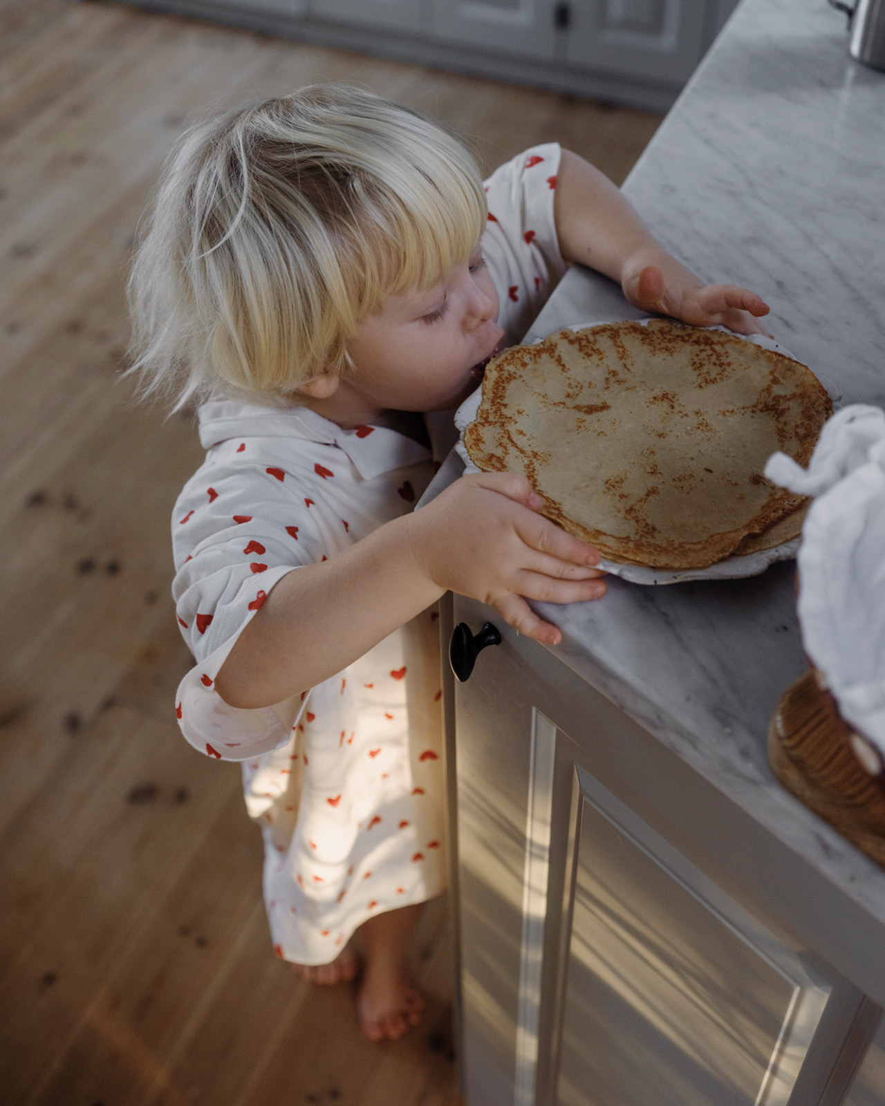 Barnpyjamas med hjärtan på.