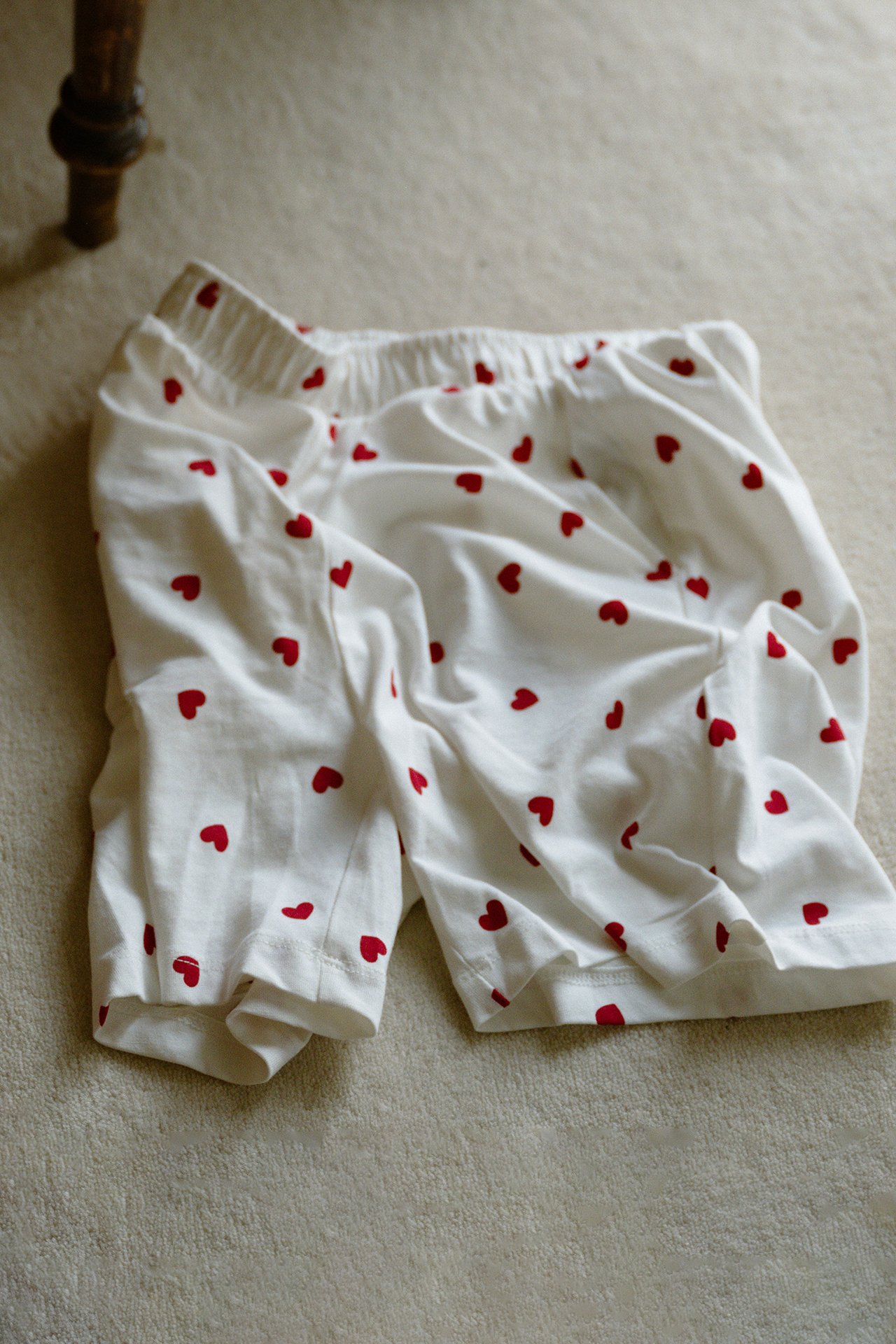 Pysjamasshorts med hjerter på.