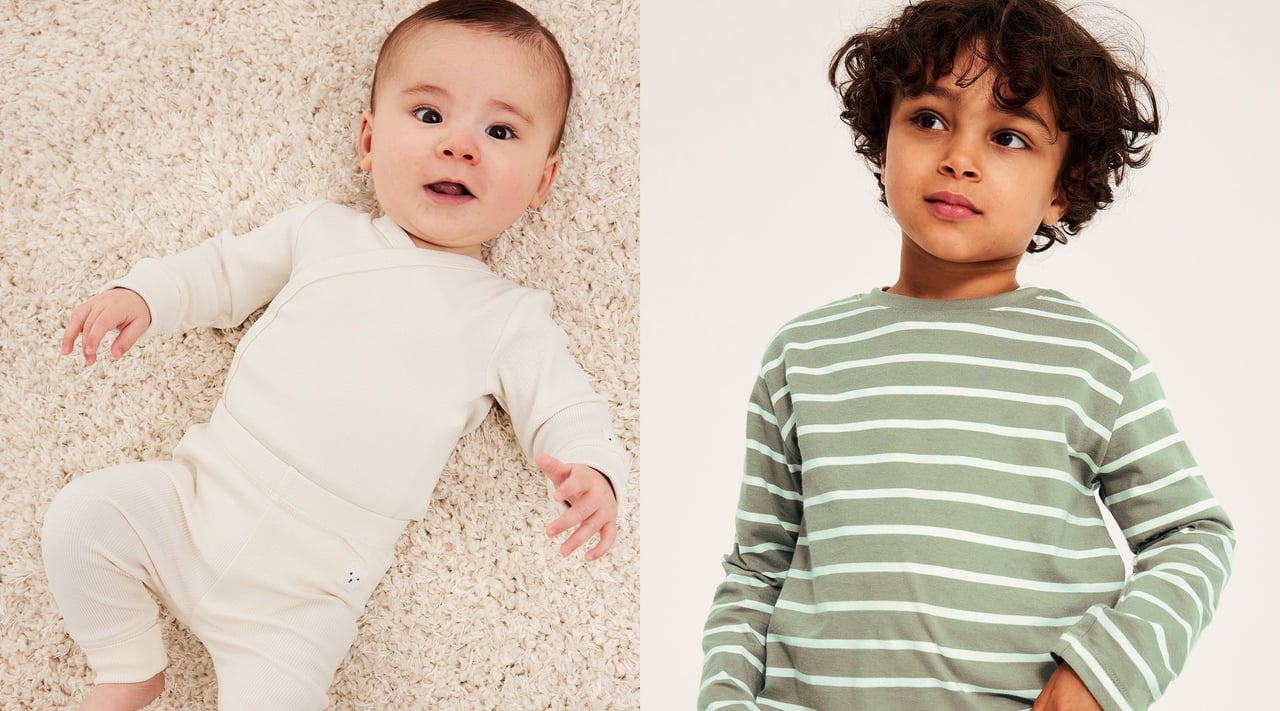 Barn och bebisar i baskläder i olika färger.