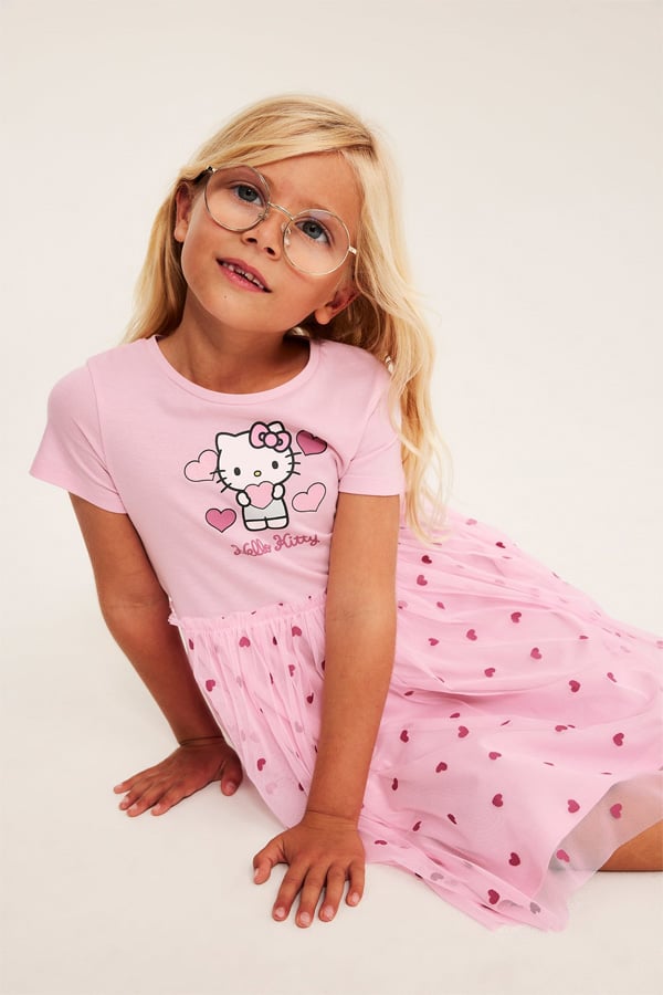 En flicka i rosa tyllklänning med Hello Kitty på.