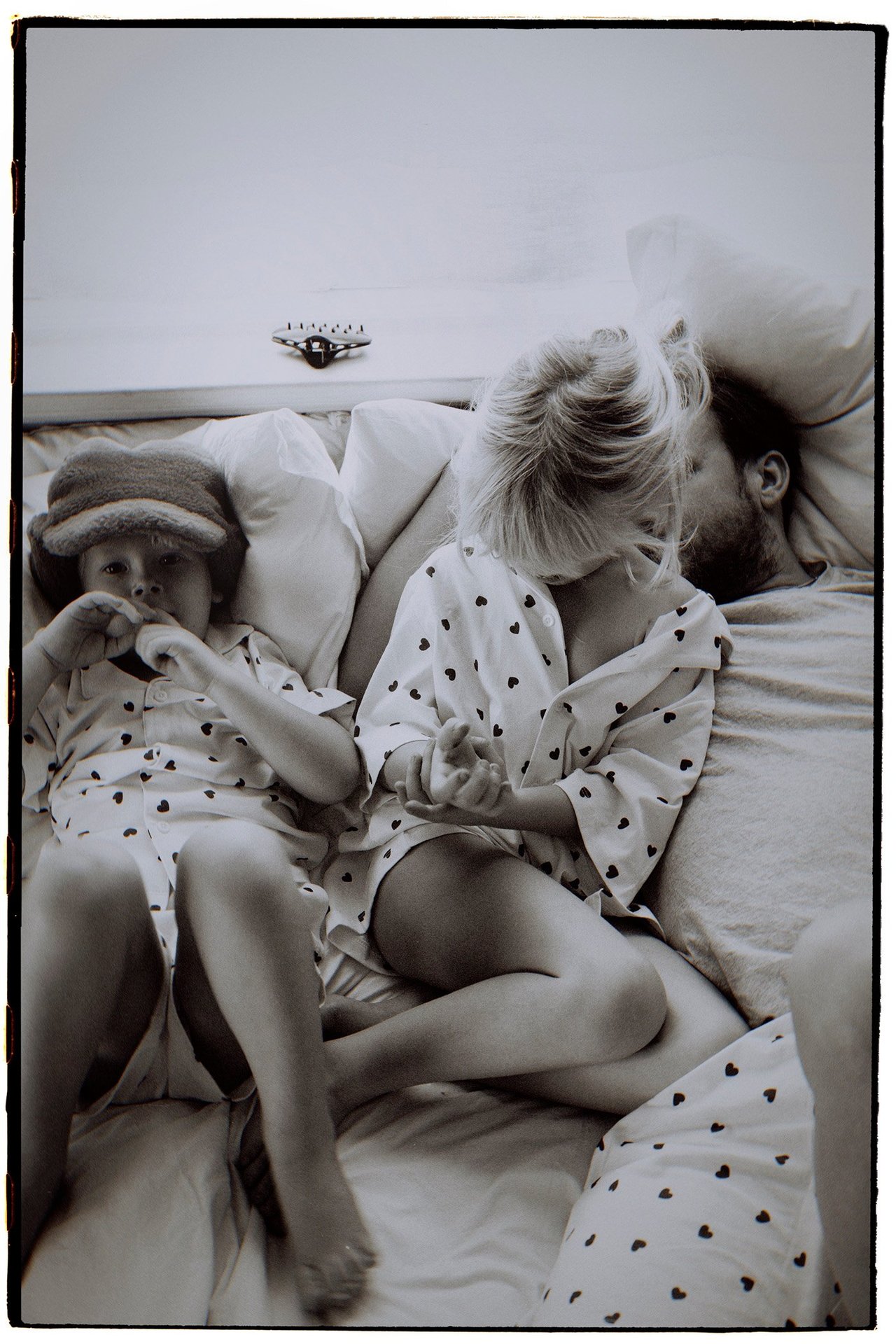 Pyjamas till hela familjen med små hjärtan på.