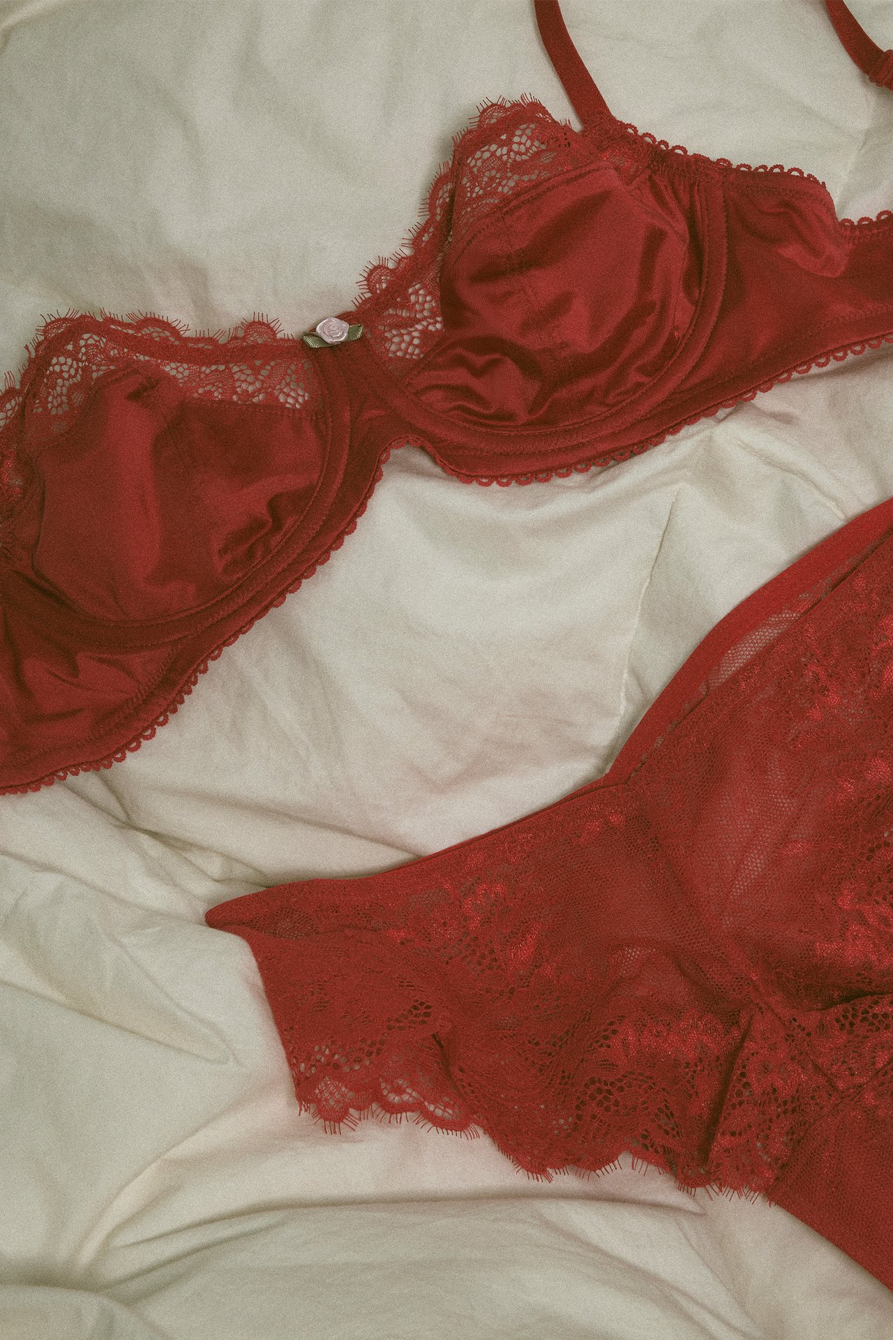 Röda underkläder i spets.