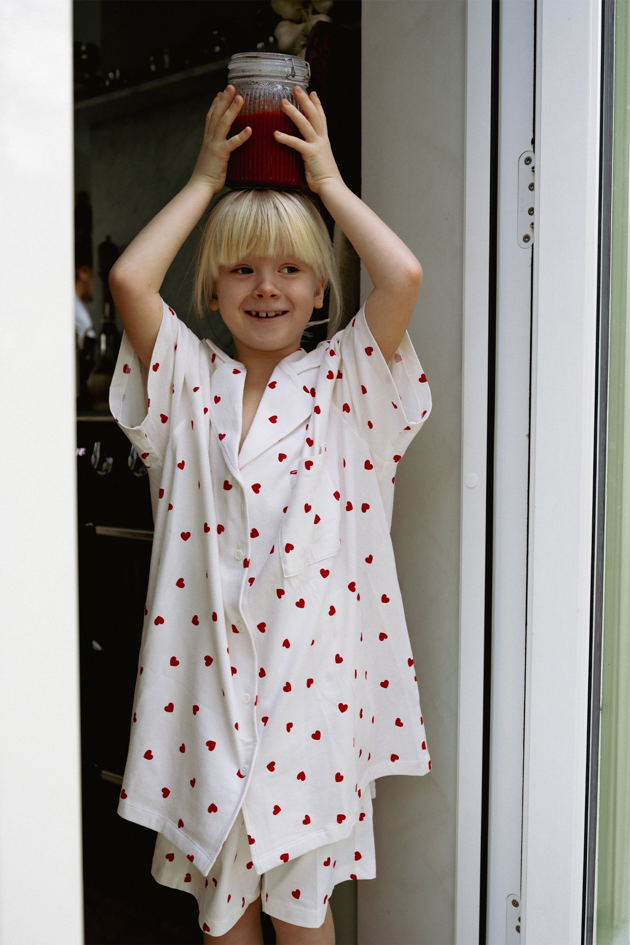 Lapsia pyjamissa, joissa on sydämet.