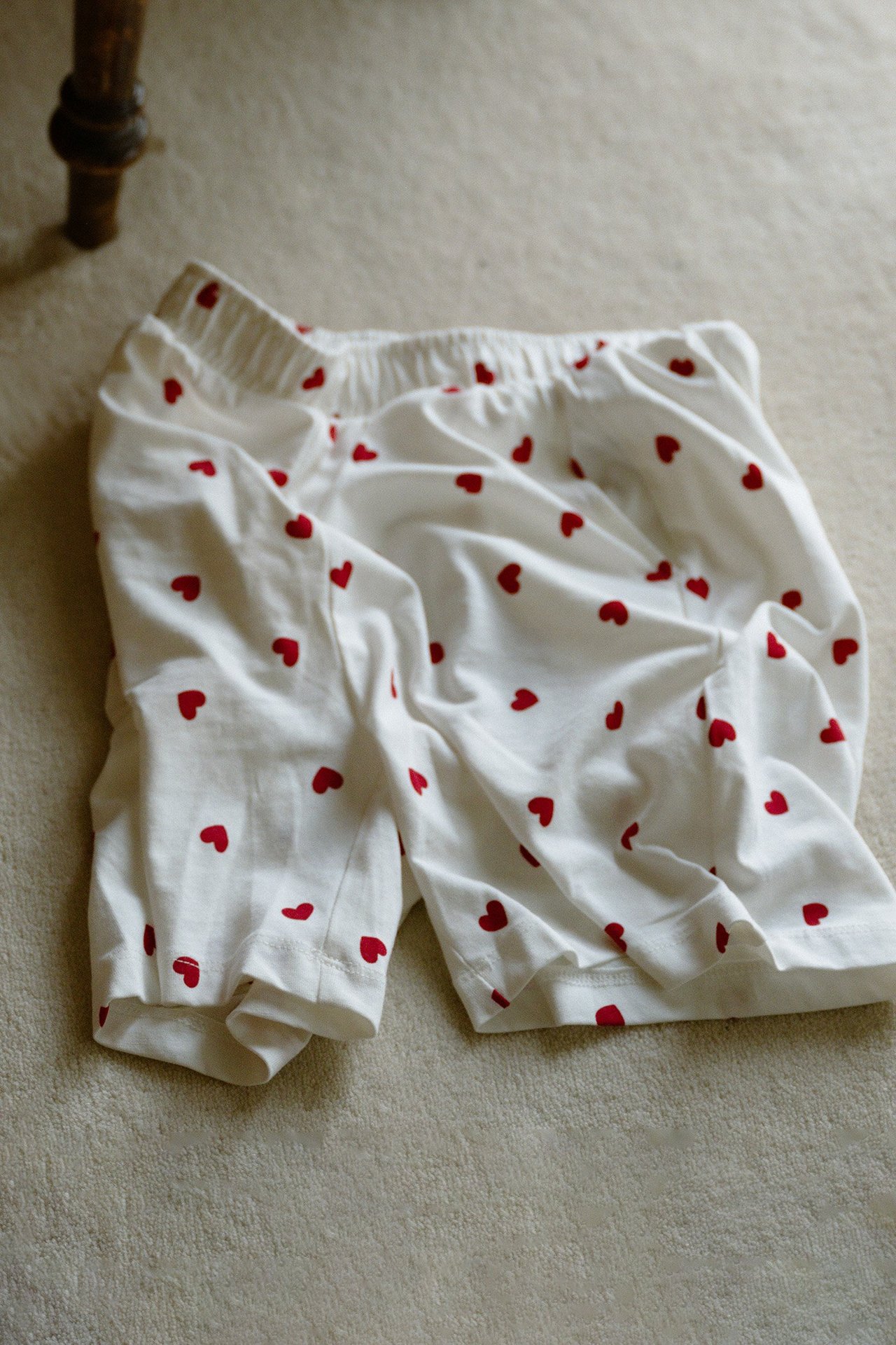 Pysjamasshorts med hjerter på.