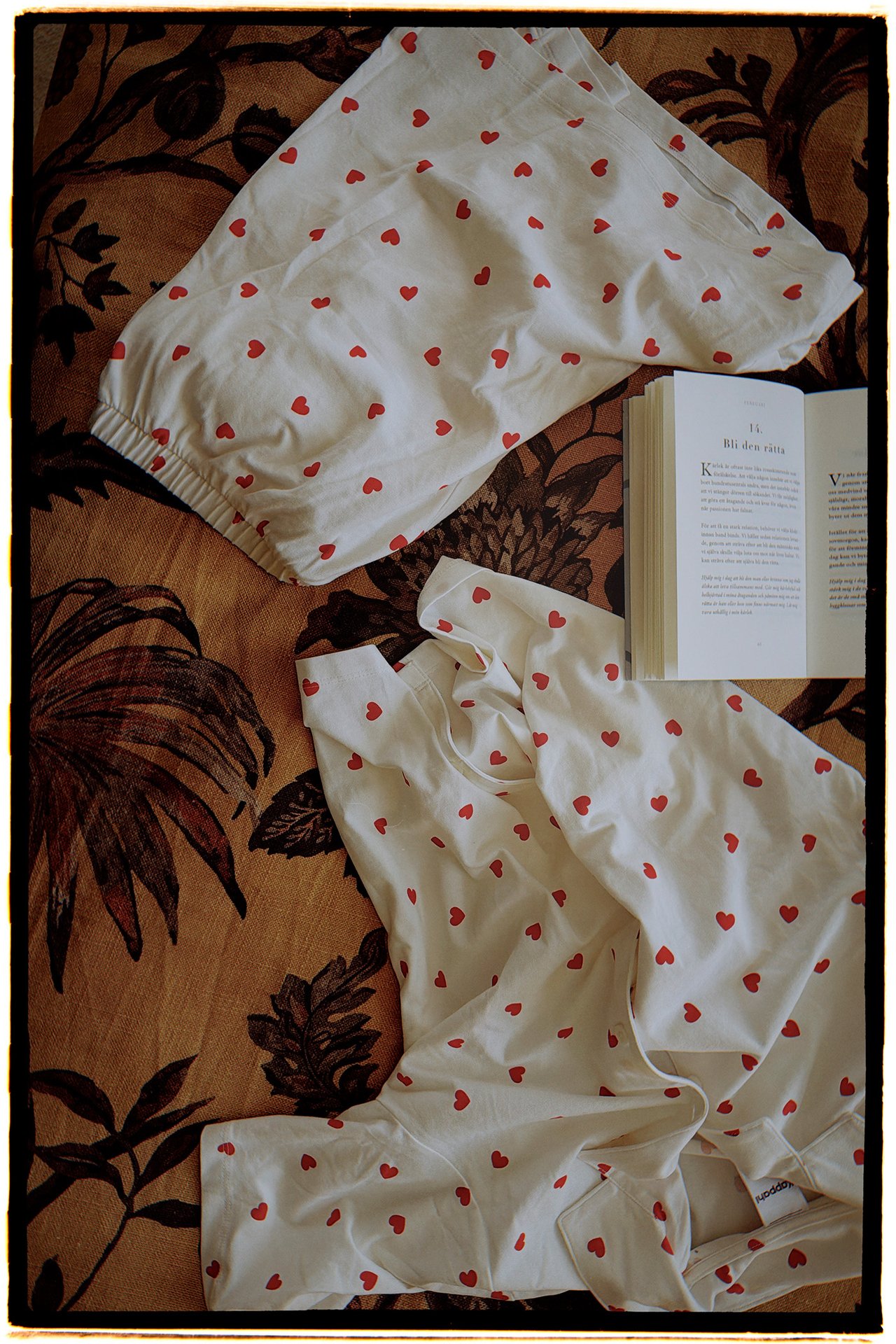 Sydämillä koristellut pyjamat.