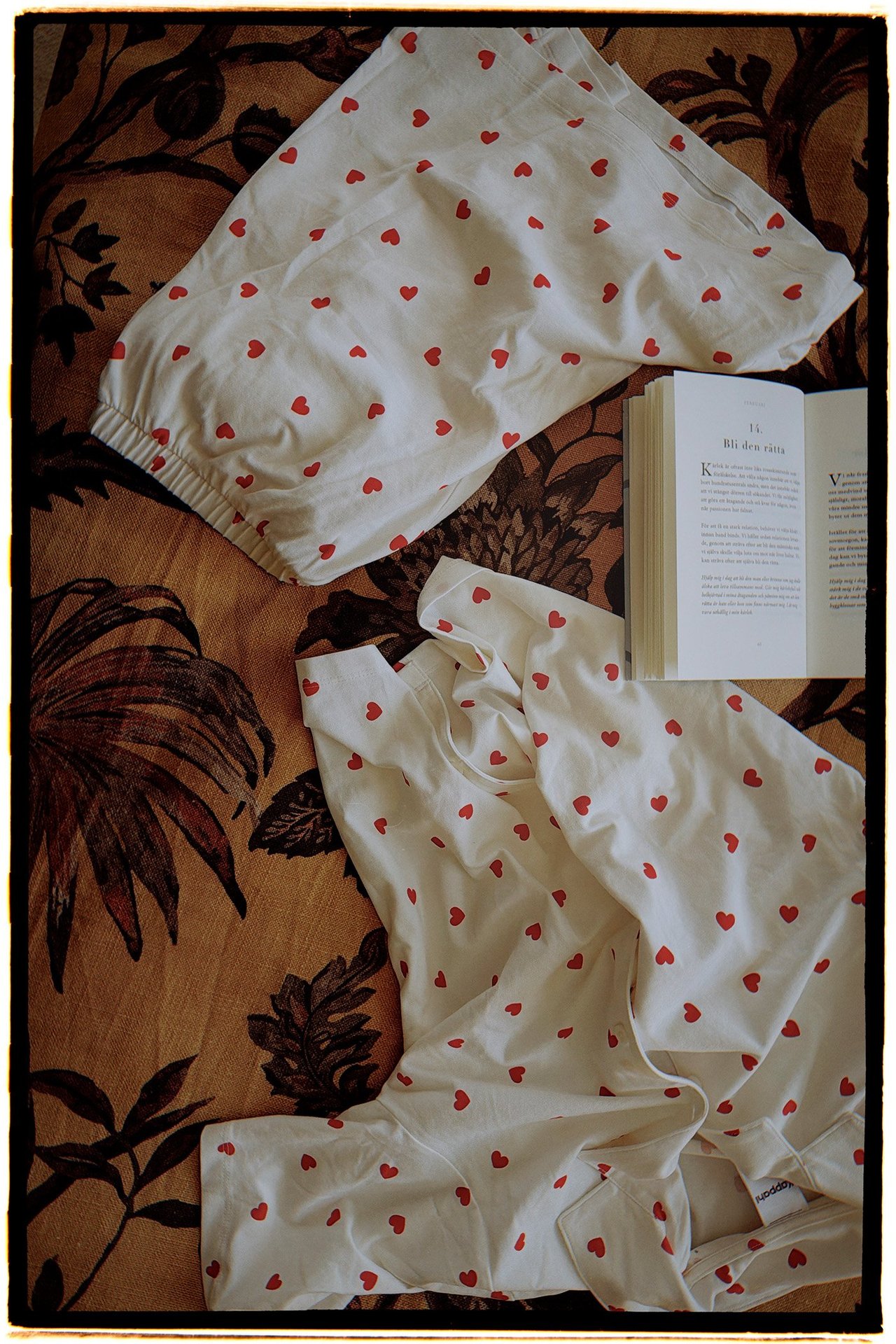 Piżama z serduszkami.