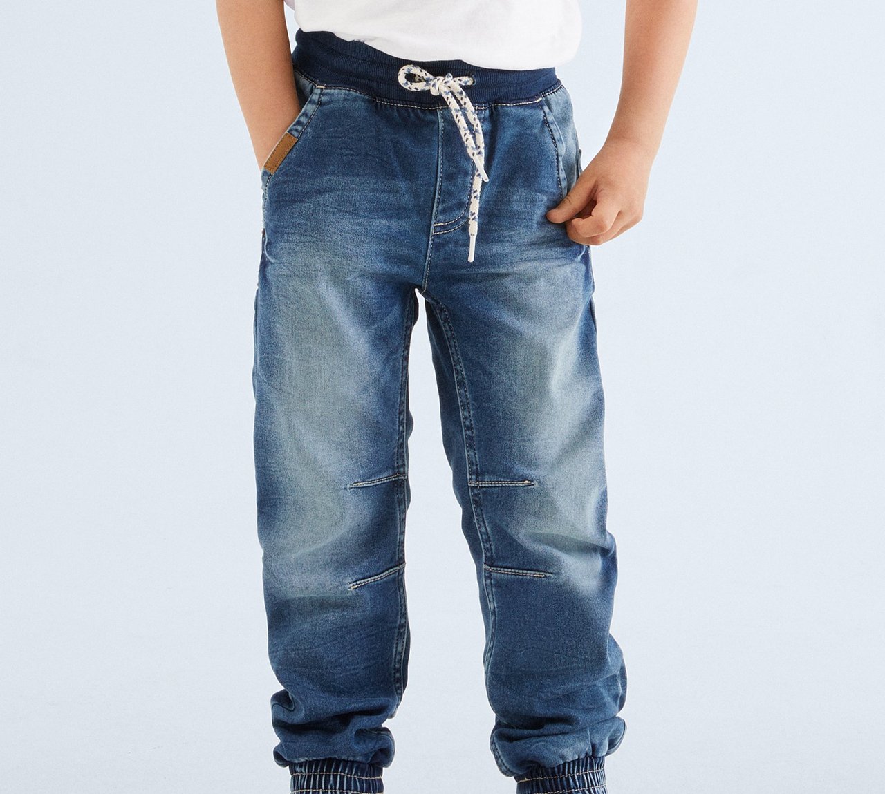 Ett par jogger jeans