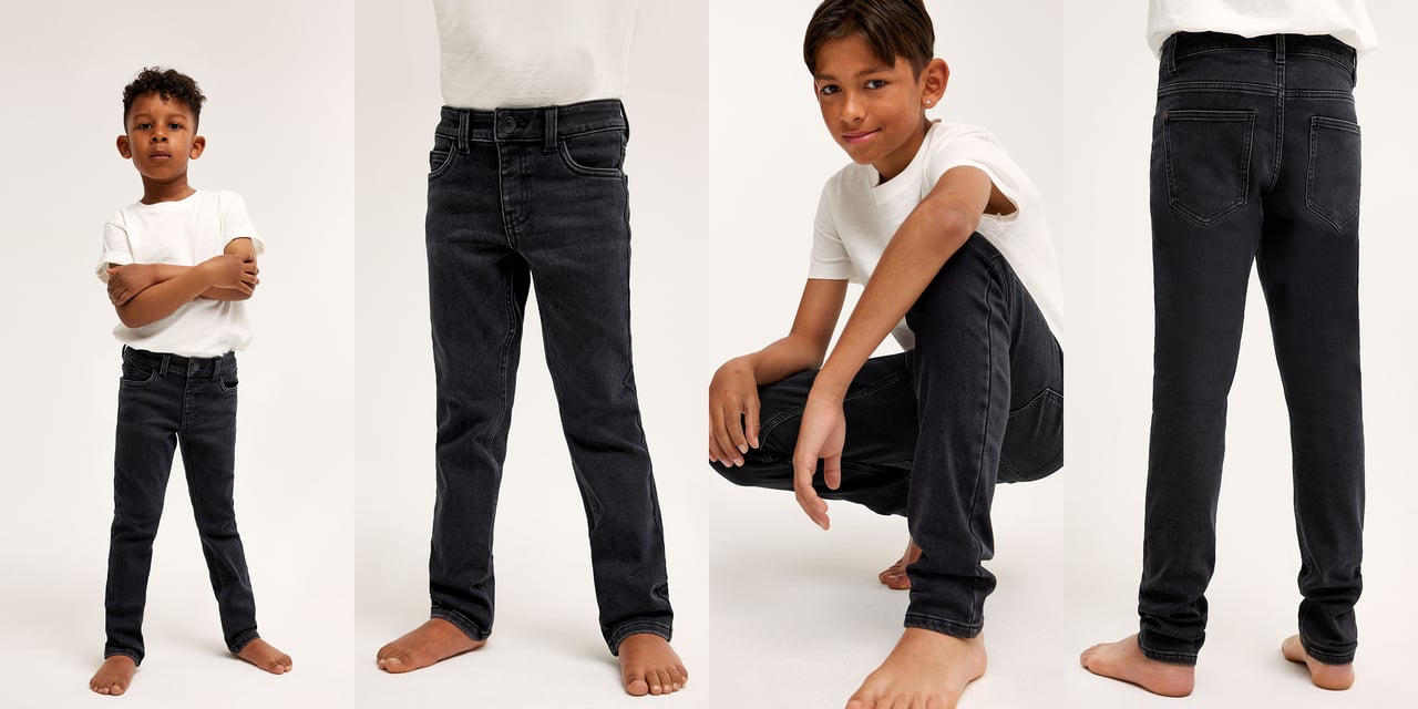 Stor och liten pojke i jeans med slim passform