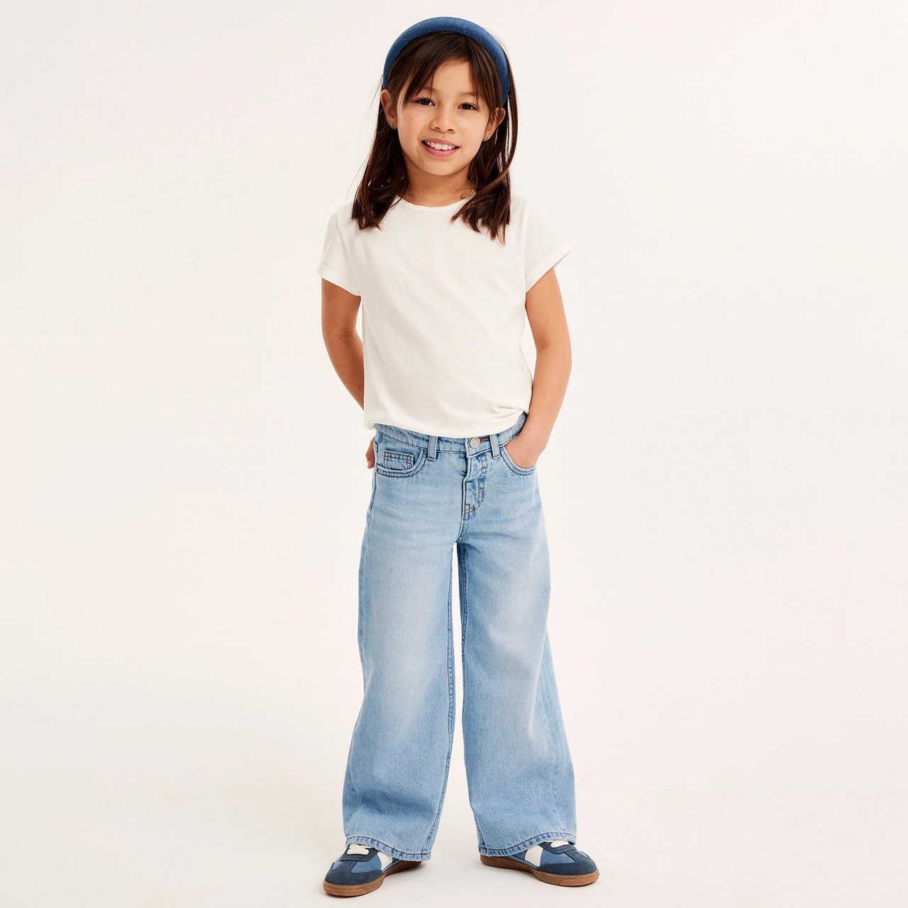 Tjej i vida ljusa jeans.