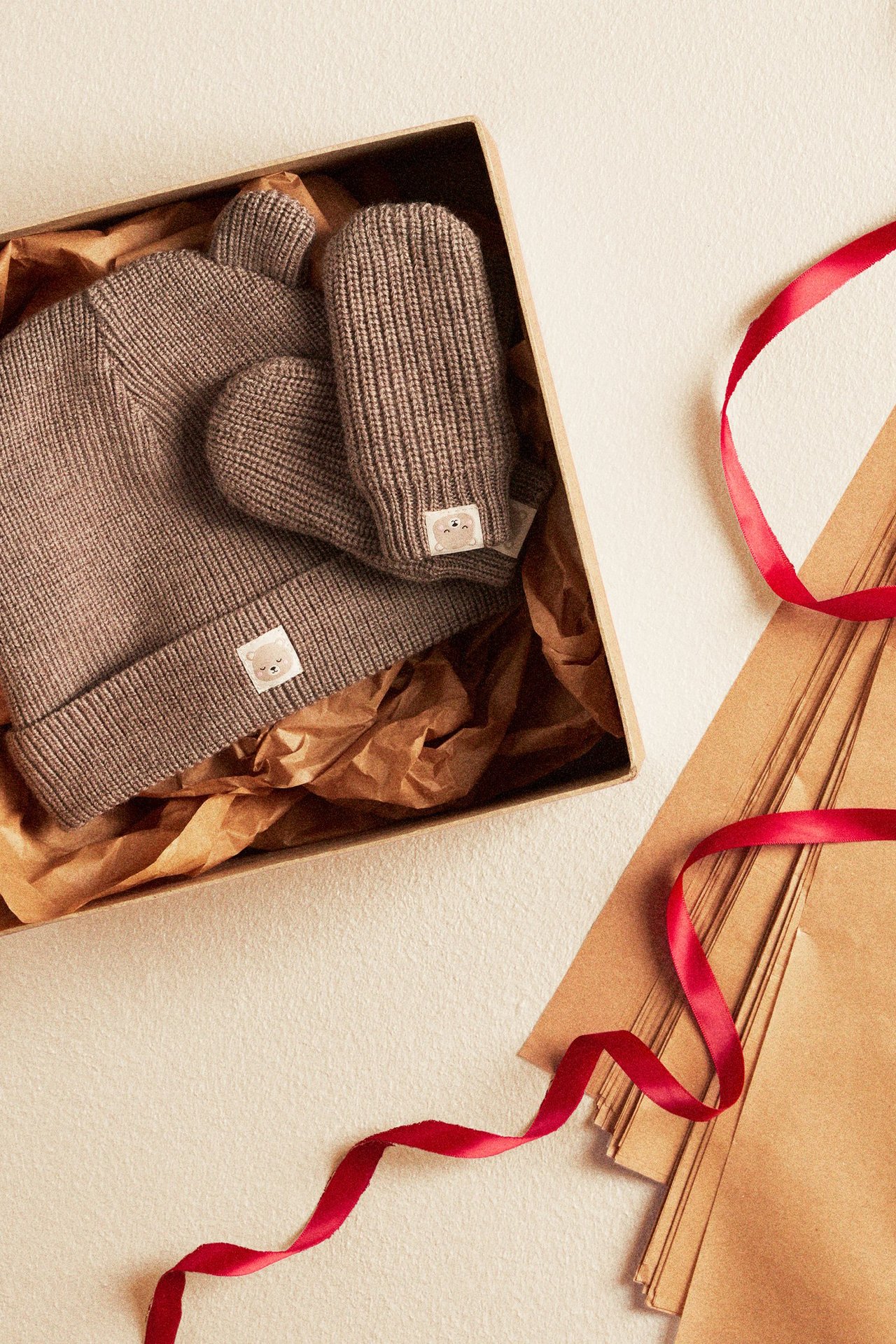 Yhteensopivat asusteet, ruskea hattu ja lapaset vauvalle Kappahlista.