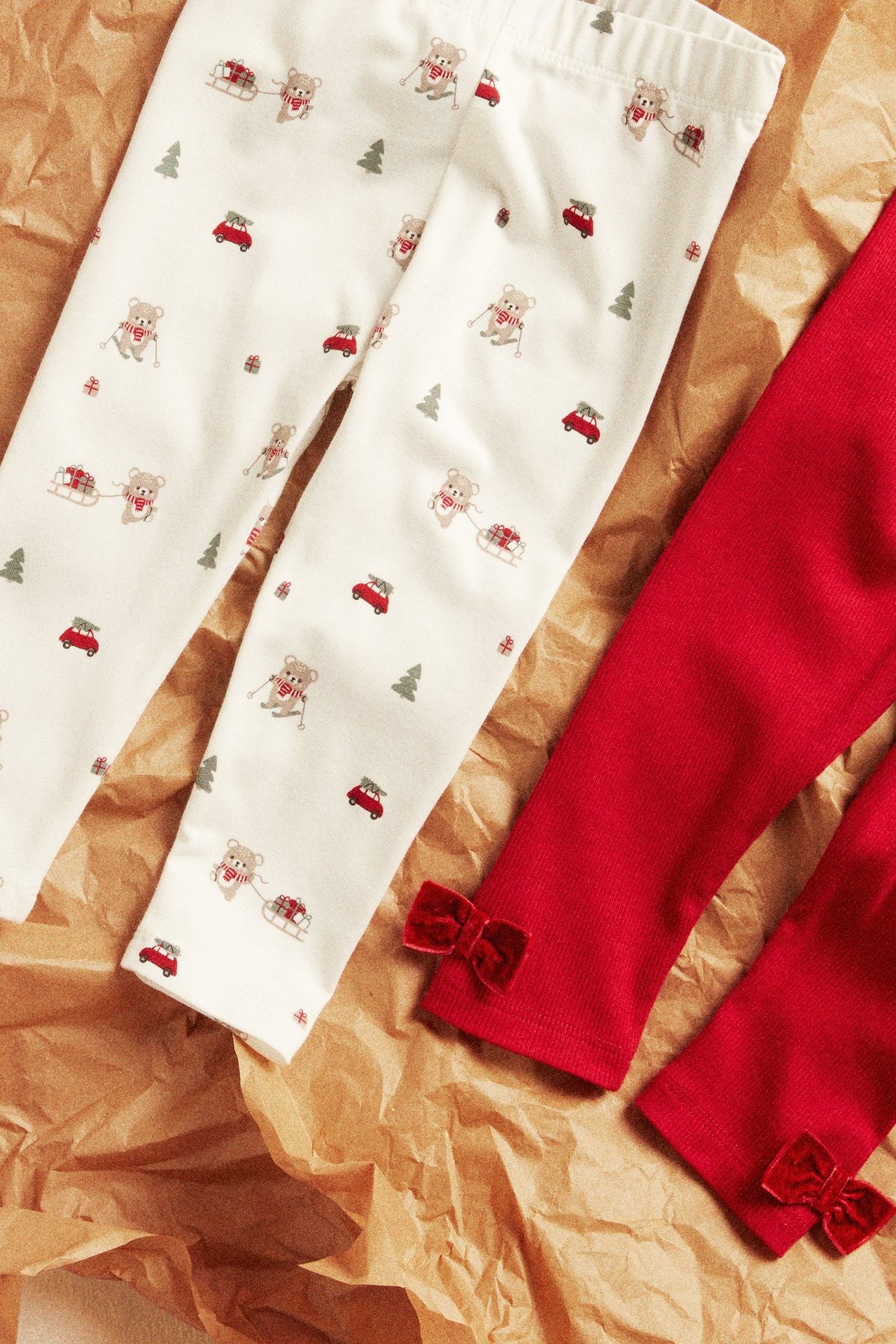 Valkoiset ja punaiset leggingsit vauvalle Kappahlista.