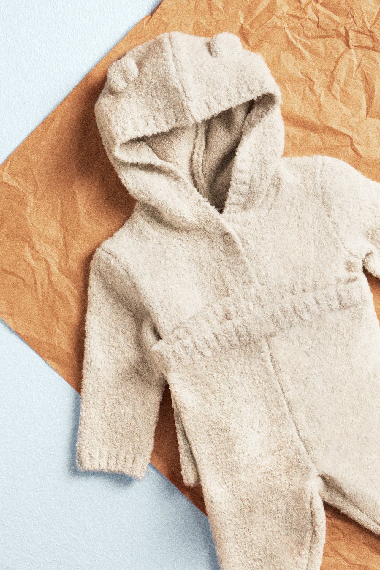 Uutta vauvalle, neule yhteensopivilla leggingseillä.