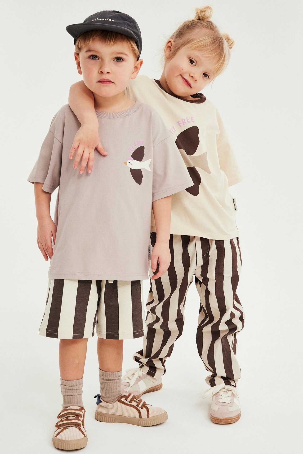 Dziecko w żółtych ubraniach z bananami.