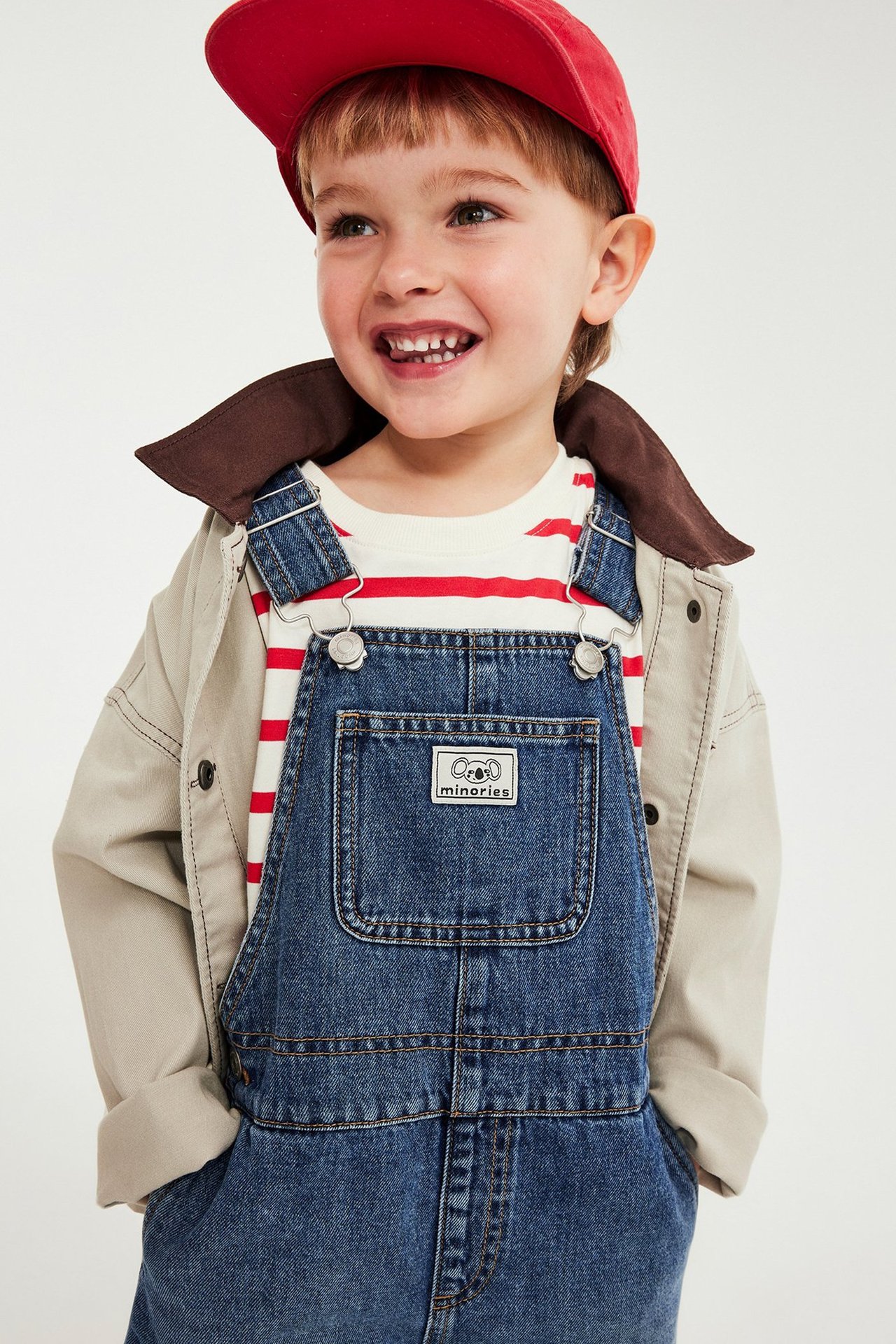 Chłopiec i dziewczynka w pasujących ubraniach z Minories.