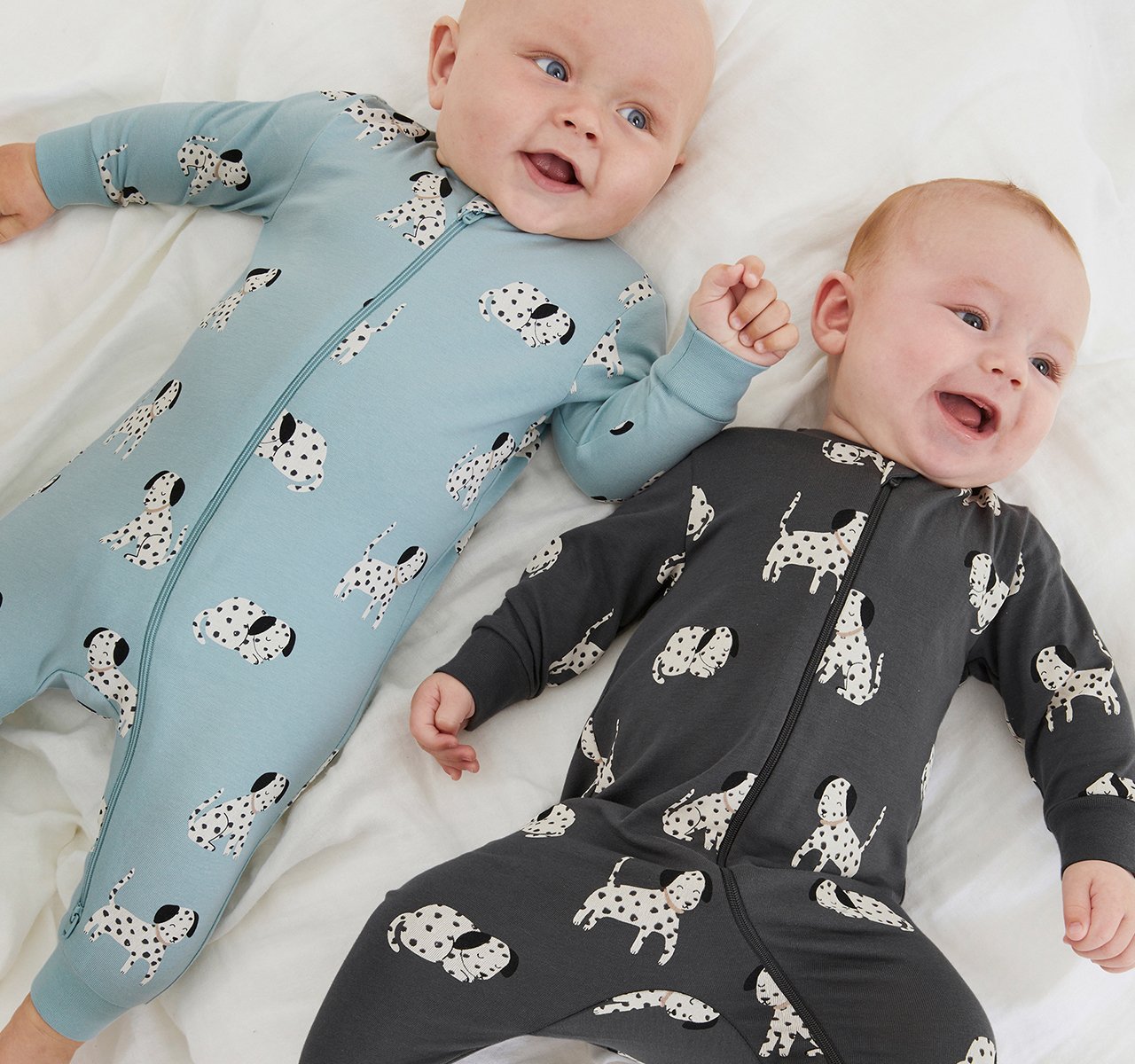 Kaksi vauvaa pehmeässä ja mukavassa pyjamassa