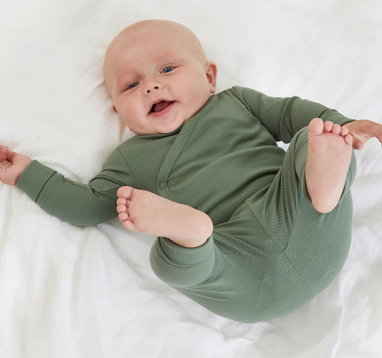 bebis med grön body och gröna leggings