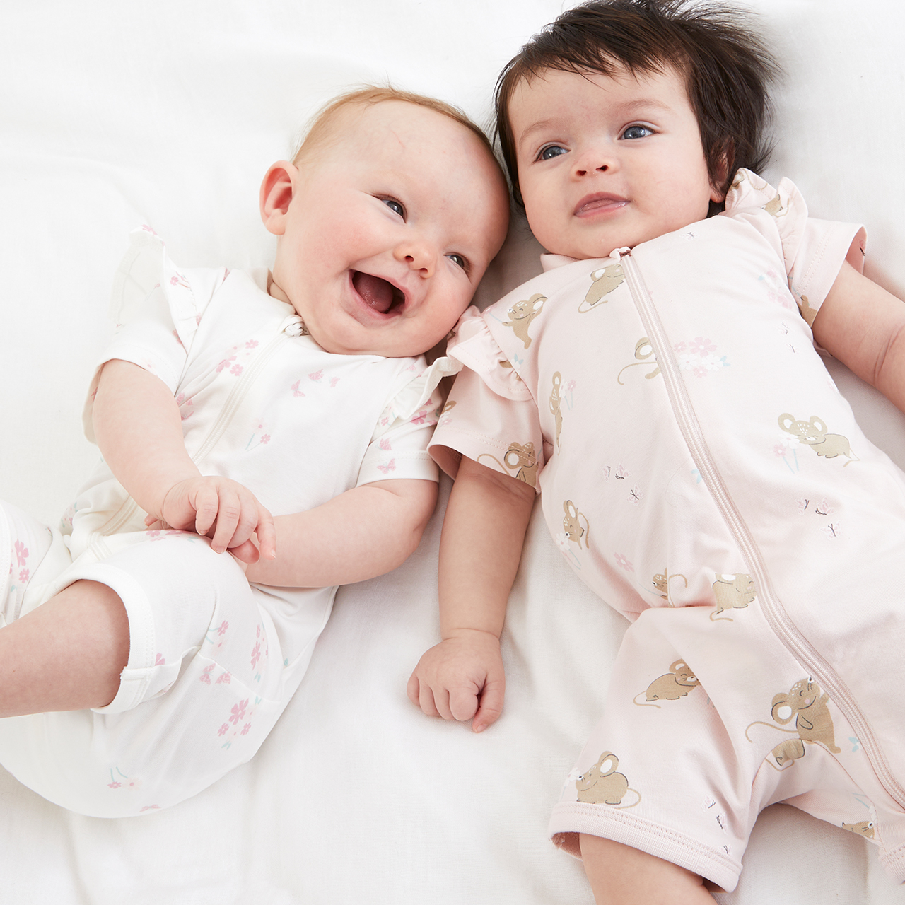 Kaksi vauvaa pehmeässä ja mukavassa pyjamassa