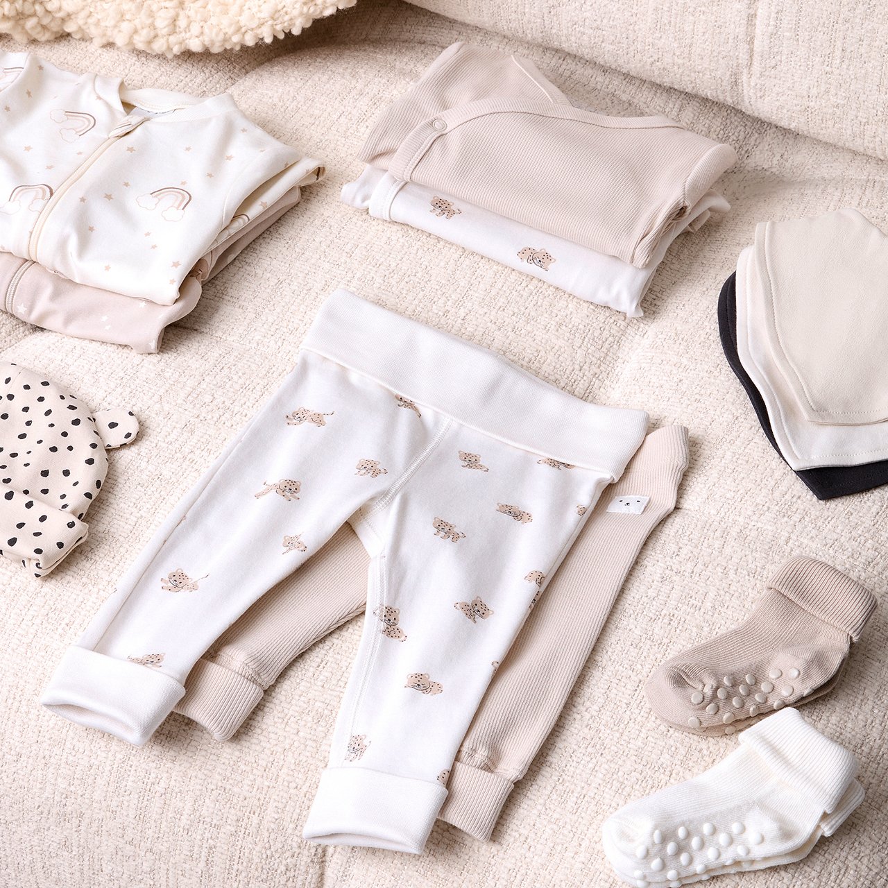 Ubranka dla noworodków w jasnych i beżowych kolorach