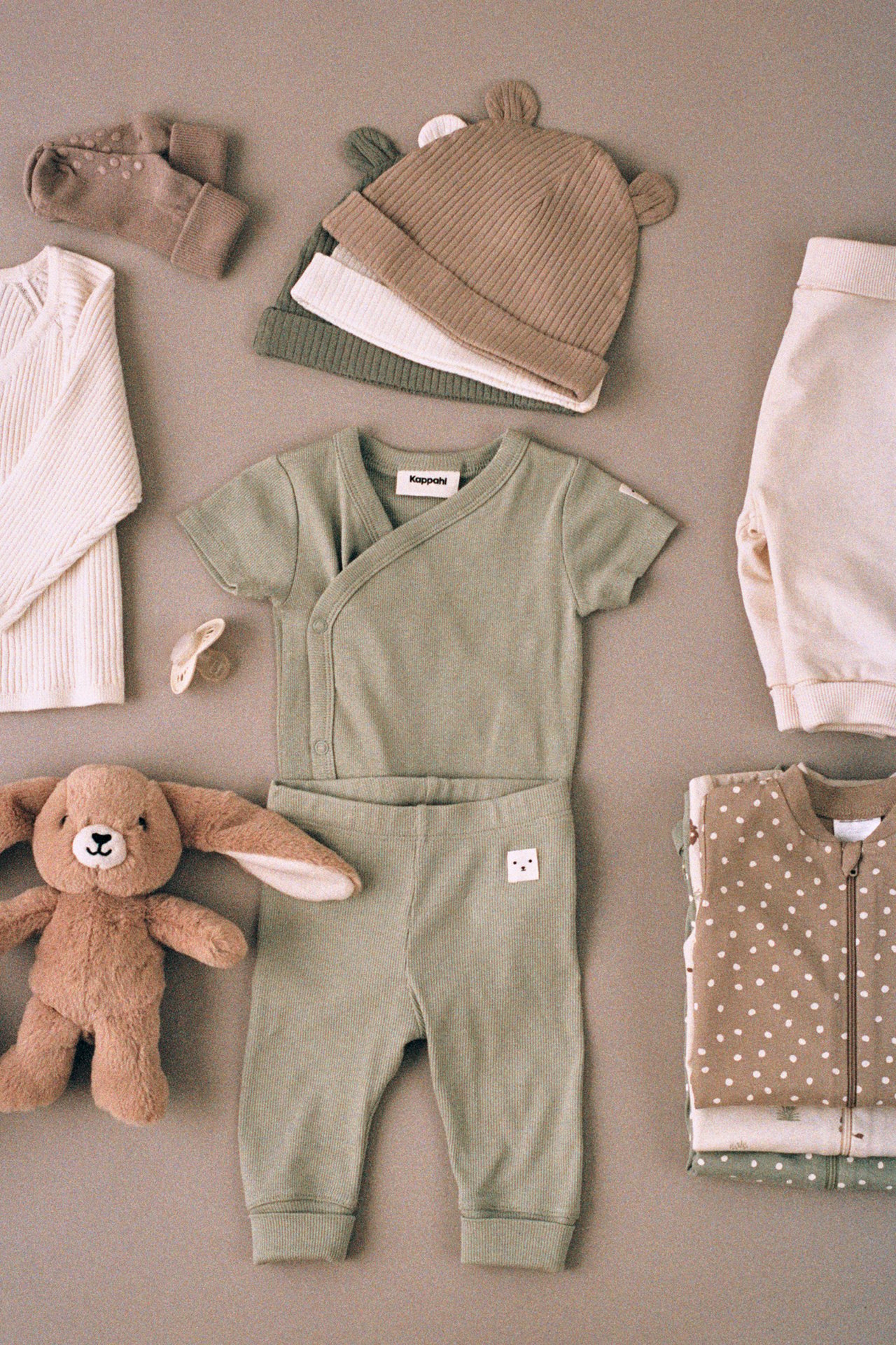 Stilleben på babykläder till BB-väskan.