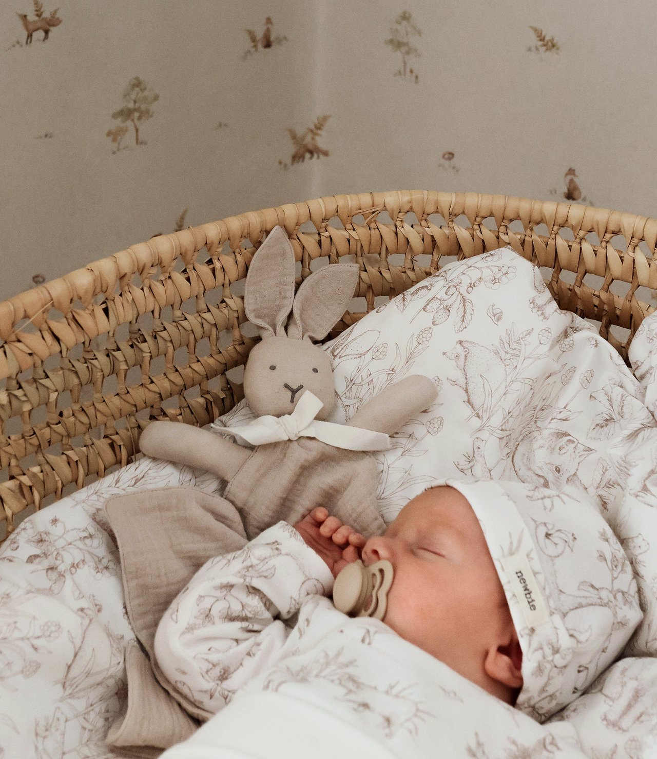 bebis sover i spjälsäng