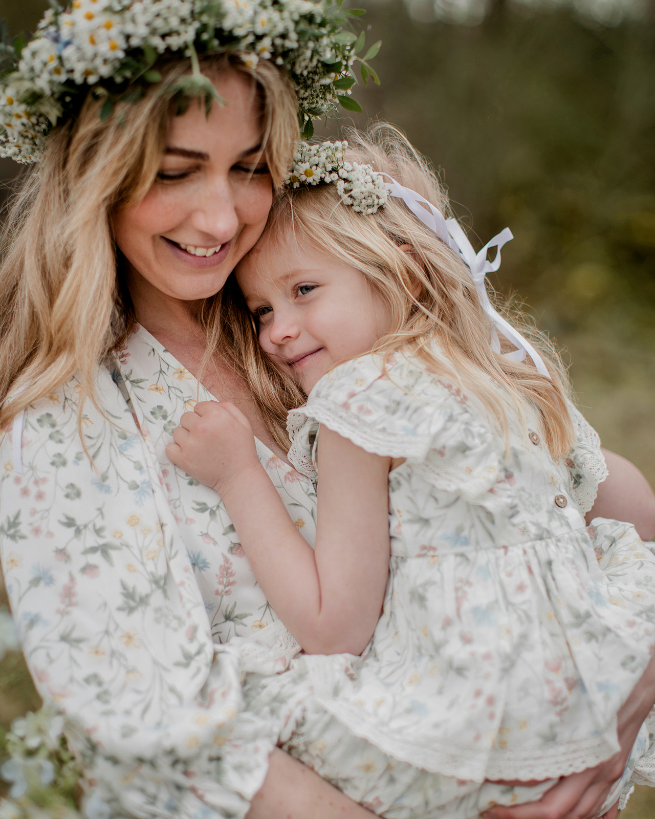 Mamma och dotter med blommiga matchande kläder från Newbie