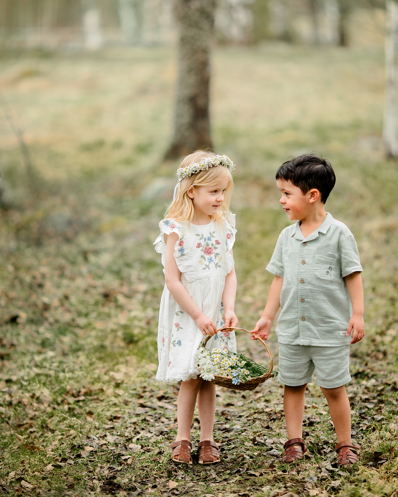 Jente og gutt på en eng i matchende klær fra Newbie Limited edition