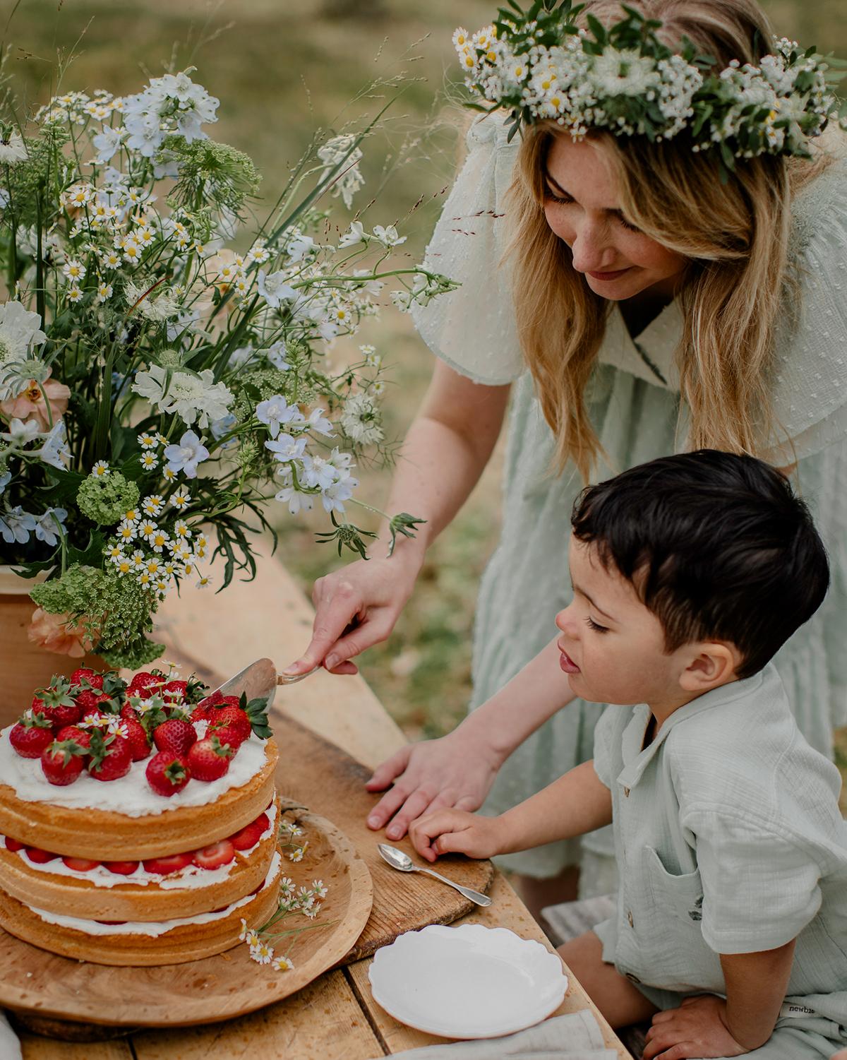 Poika ja äiti juhlivat juhannusta mansikkapuserossa
