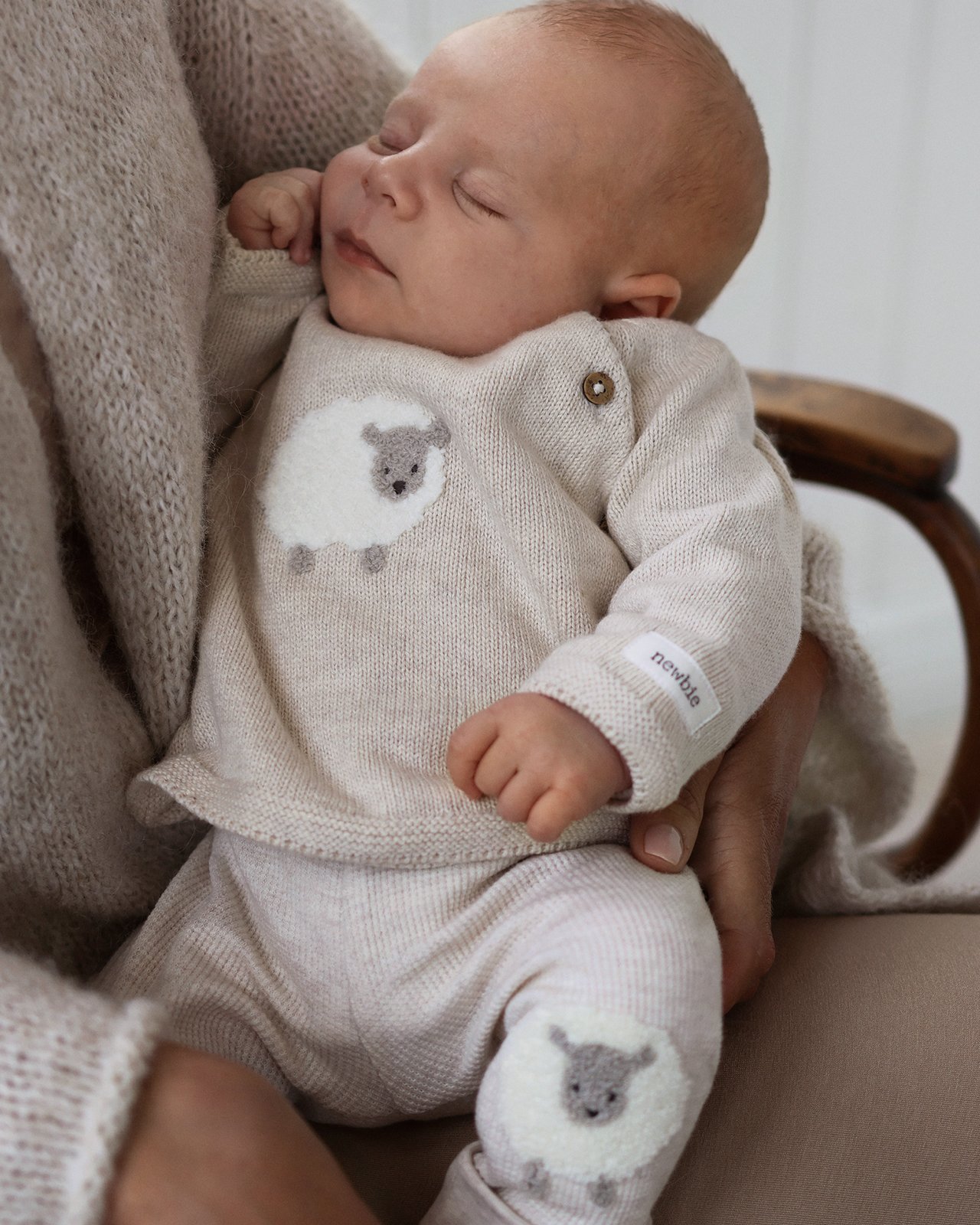 Baby i kläder från Newbies kollektion soft and cosy, little lamb.