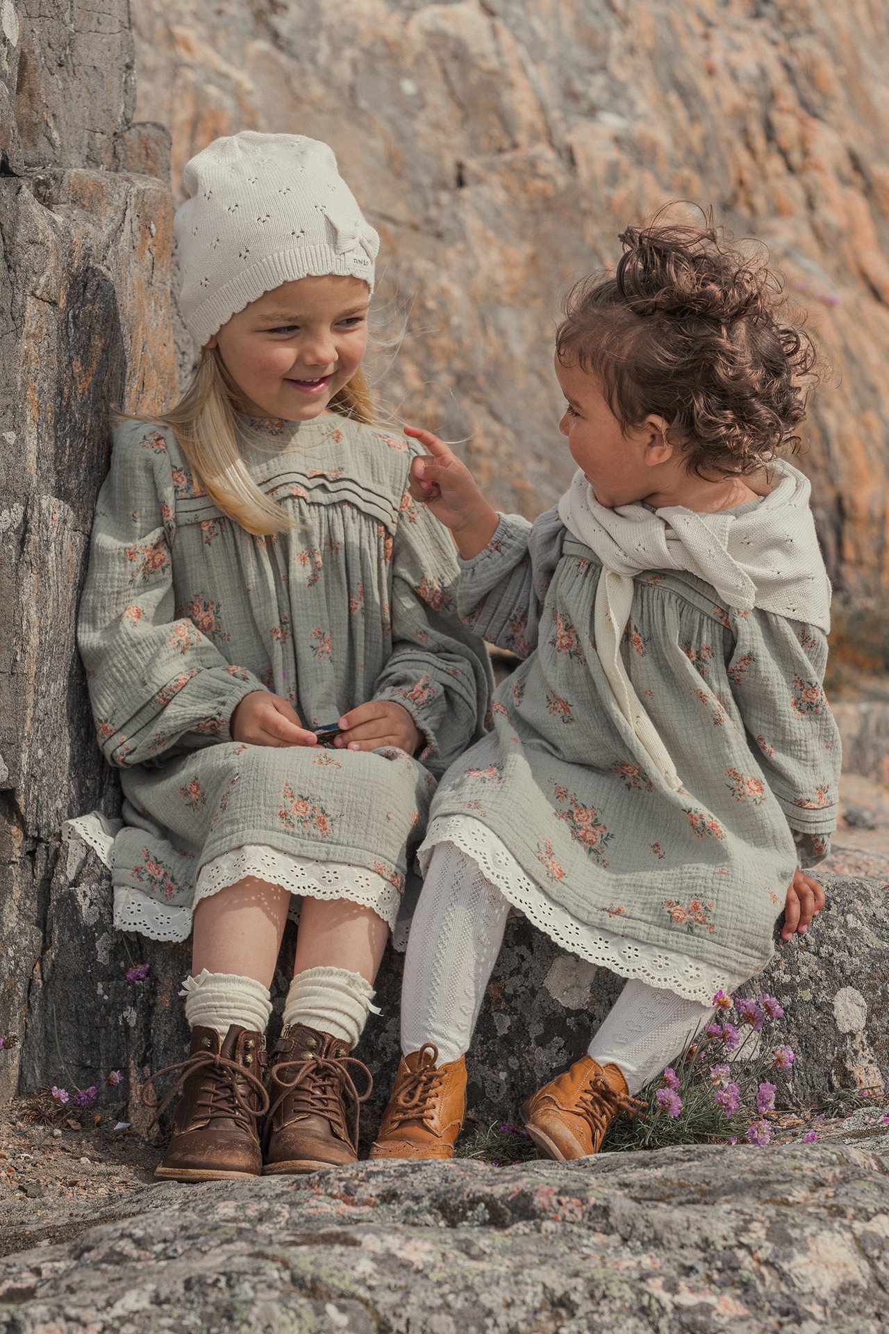 Barn och baby i matchande klänningar från Newbie.