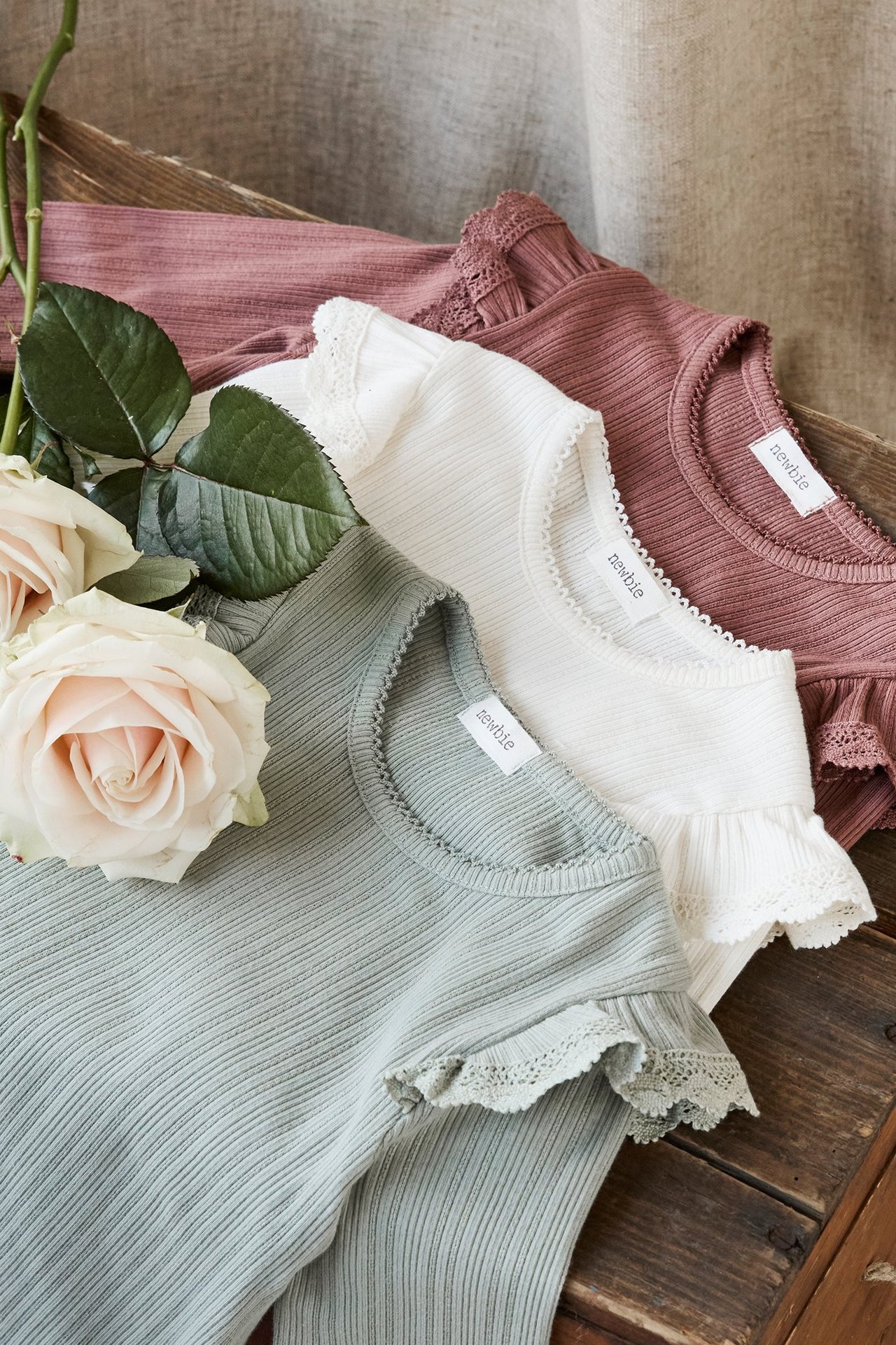 Klær fra nybegynnerikoner henger i et skap.