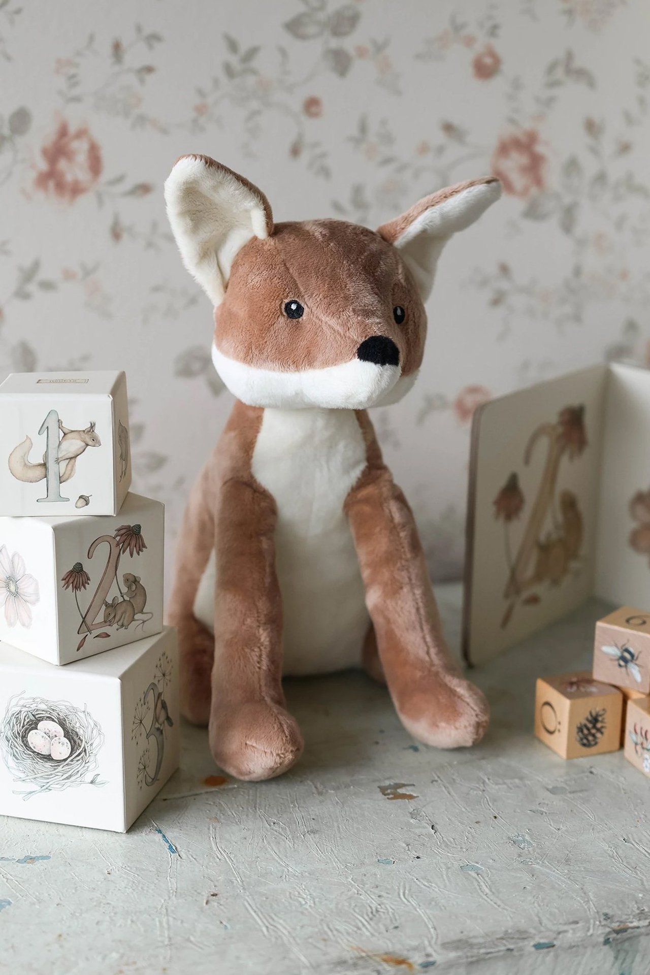 Gutt og hund leker med en adventskalender fra Newbie.