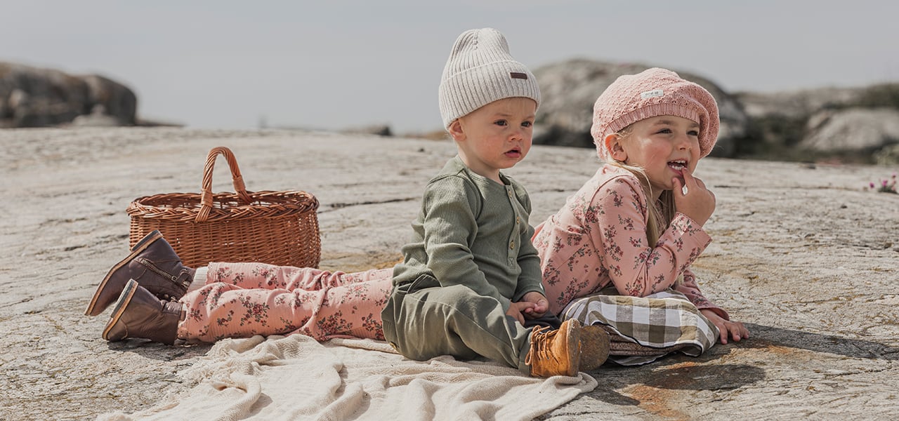 Liten tjej och kille i kläder från Newbie.