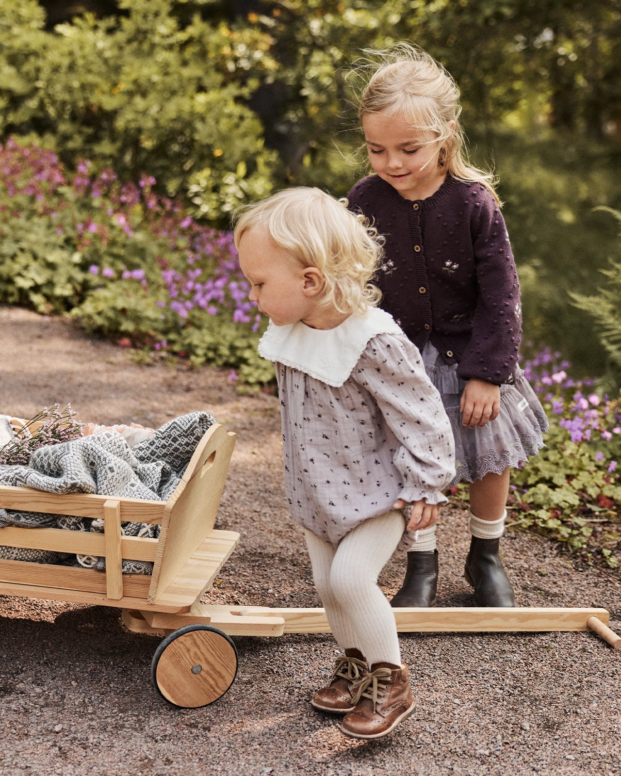 Två lekande tjejer i kläder från Newbie.