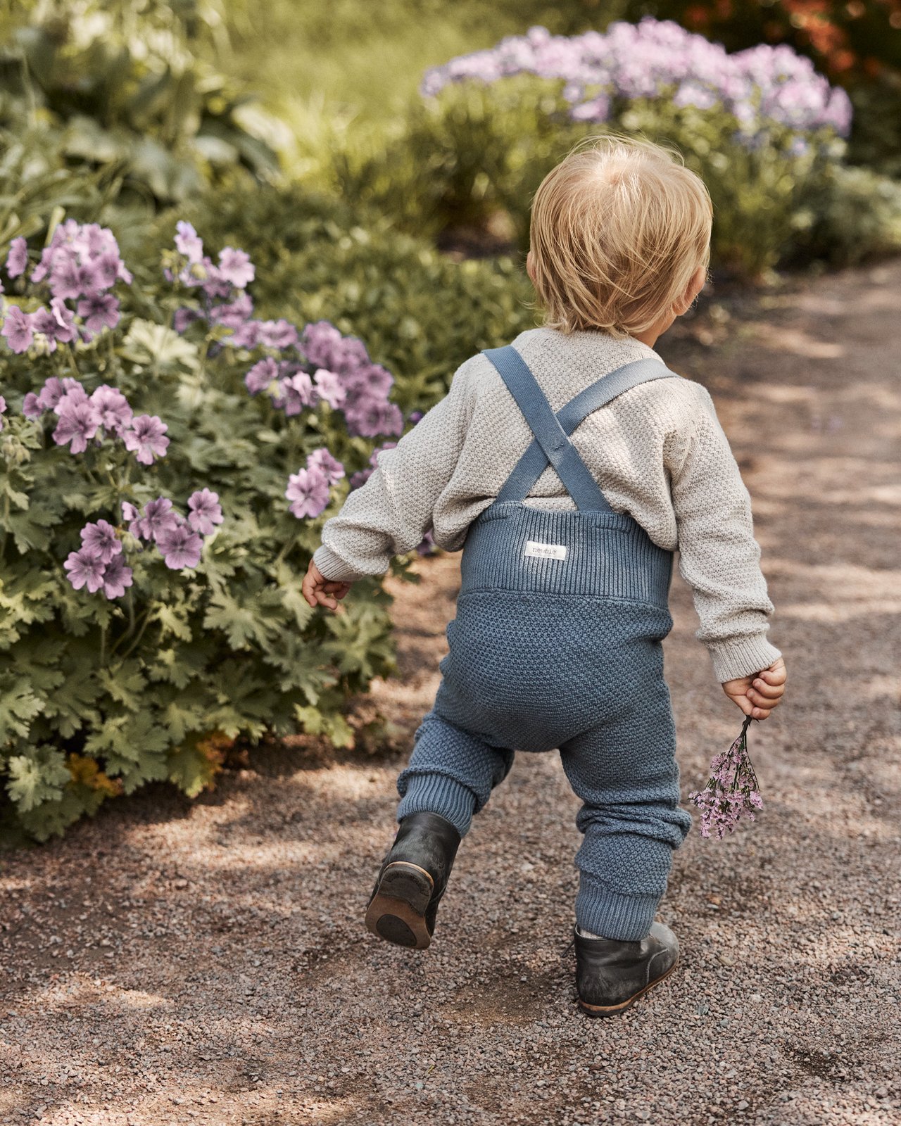 Mały chłopiec ubrany w jesienne ubranka od Newbie.