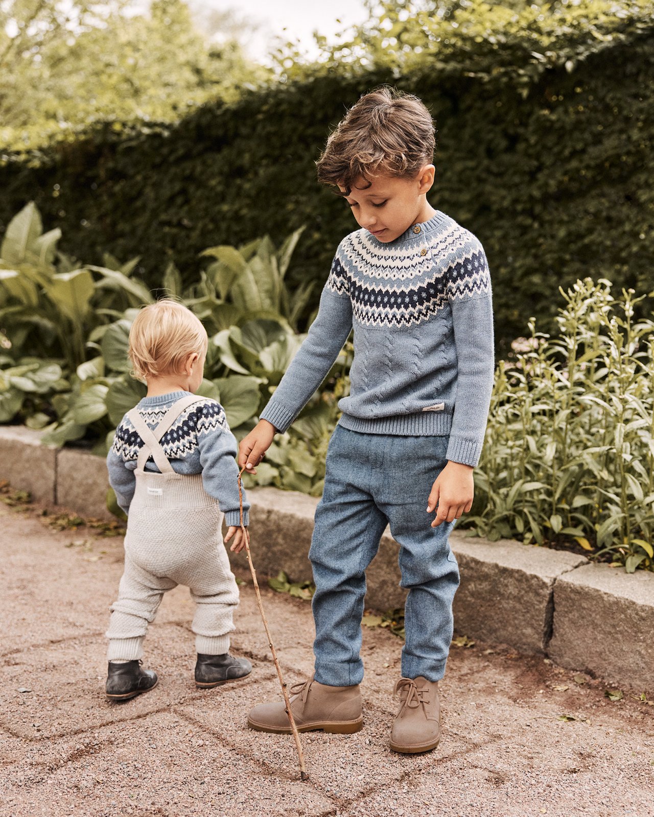 Dwóch chłopców ubranych w jesienne ciuchy od Newbie.