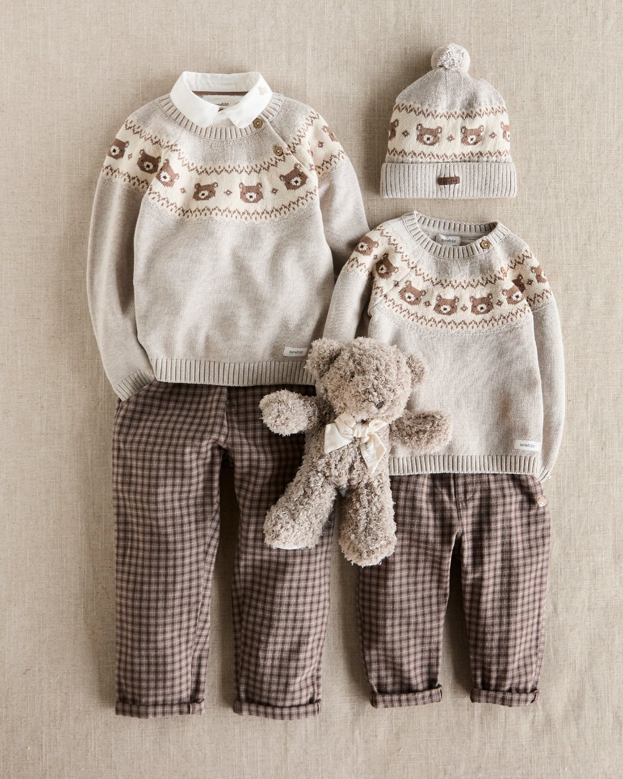 Matchende klær til gutter i jordfarger.