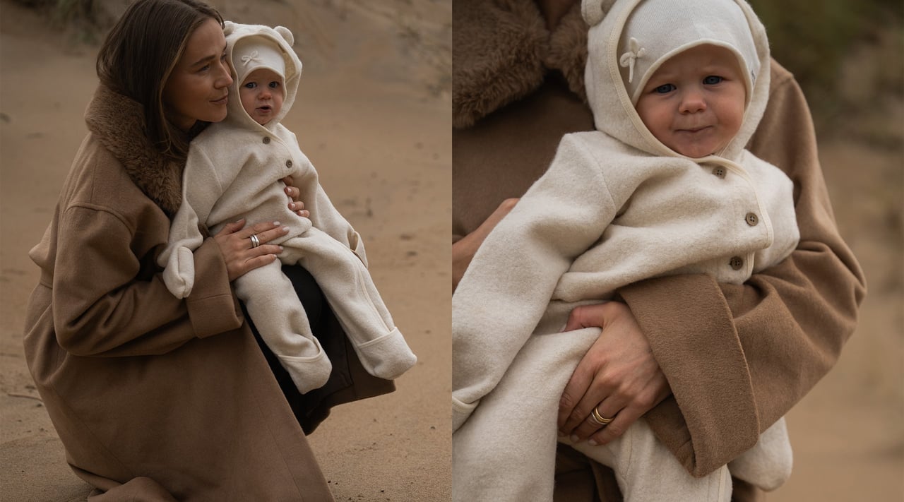 Mamma och bebis vid stranden klädda i Newbie kläder.