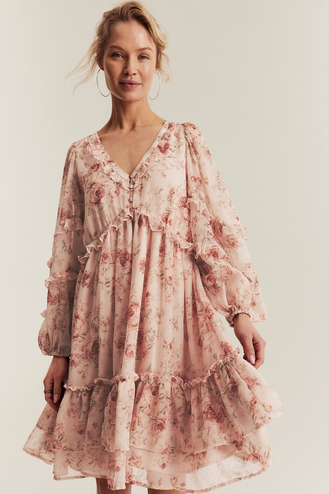 Kobieta ubrana w sukienkę z Newbie.