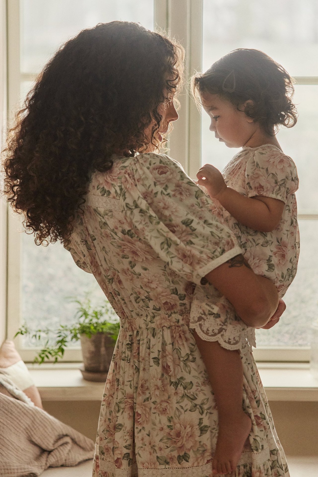 Mamma och dotter i matchande kläder från Newbie.