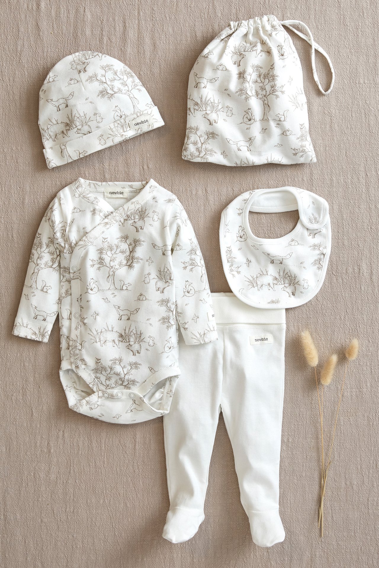 Babyen ligger i matchende blått undertøy fra Newbie i ull.