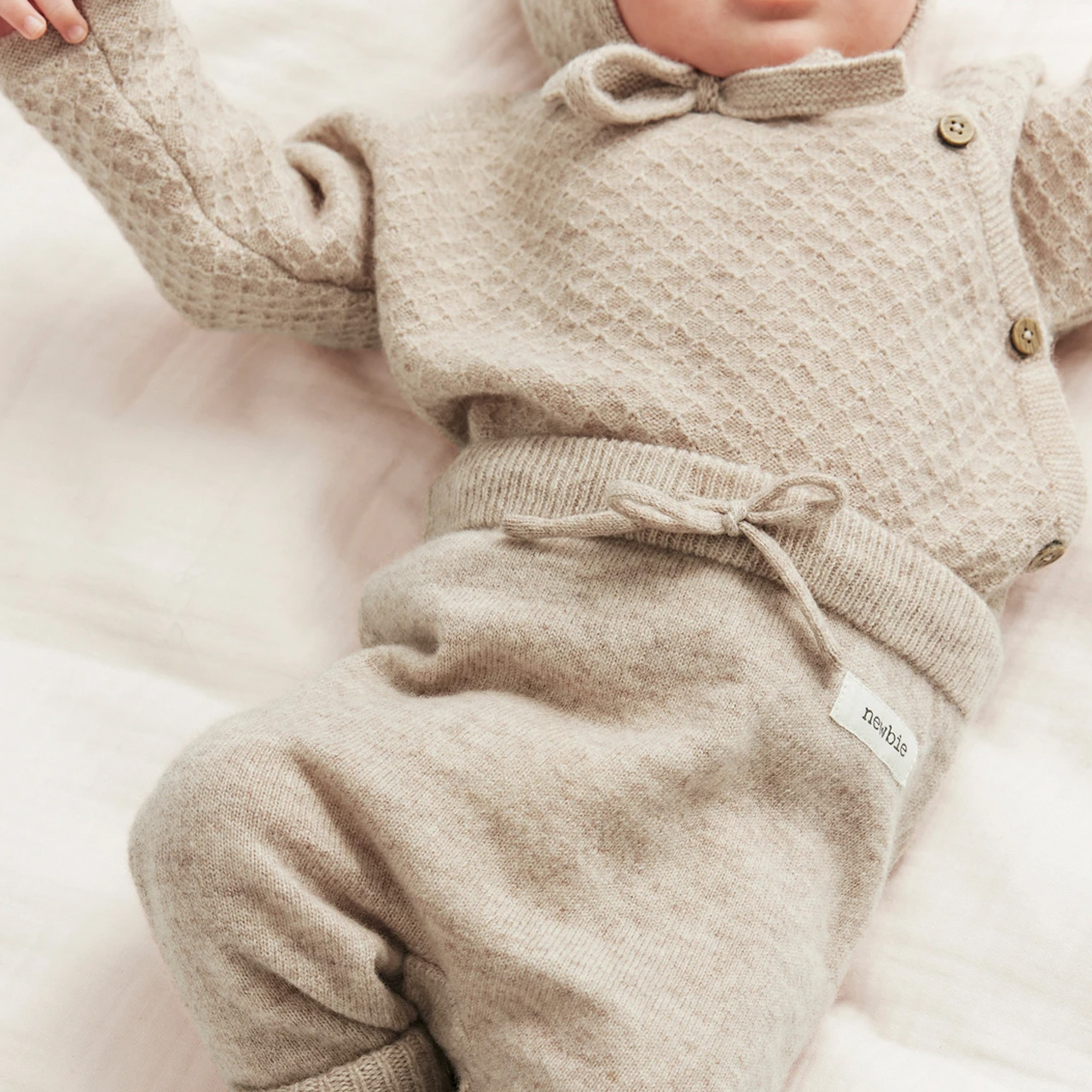 kläder på baby i ullkläder från newbie