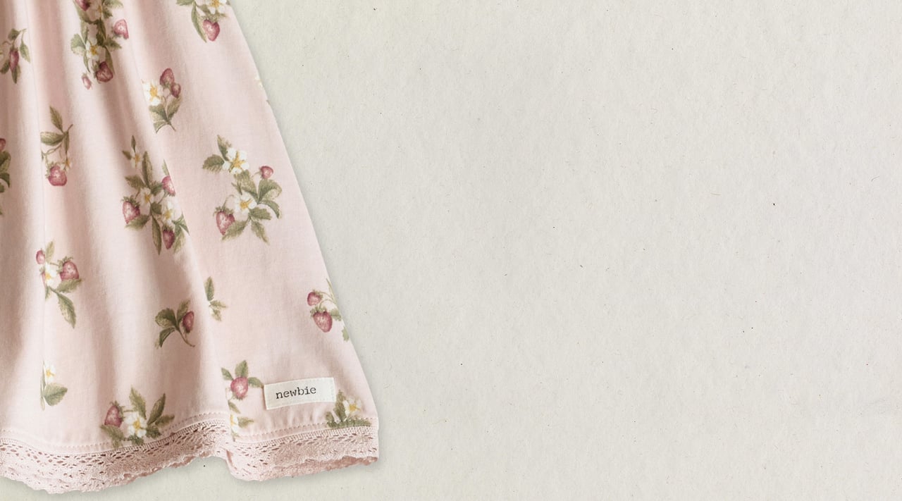 Nederdelen på en blommig rosa Newbieklänning